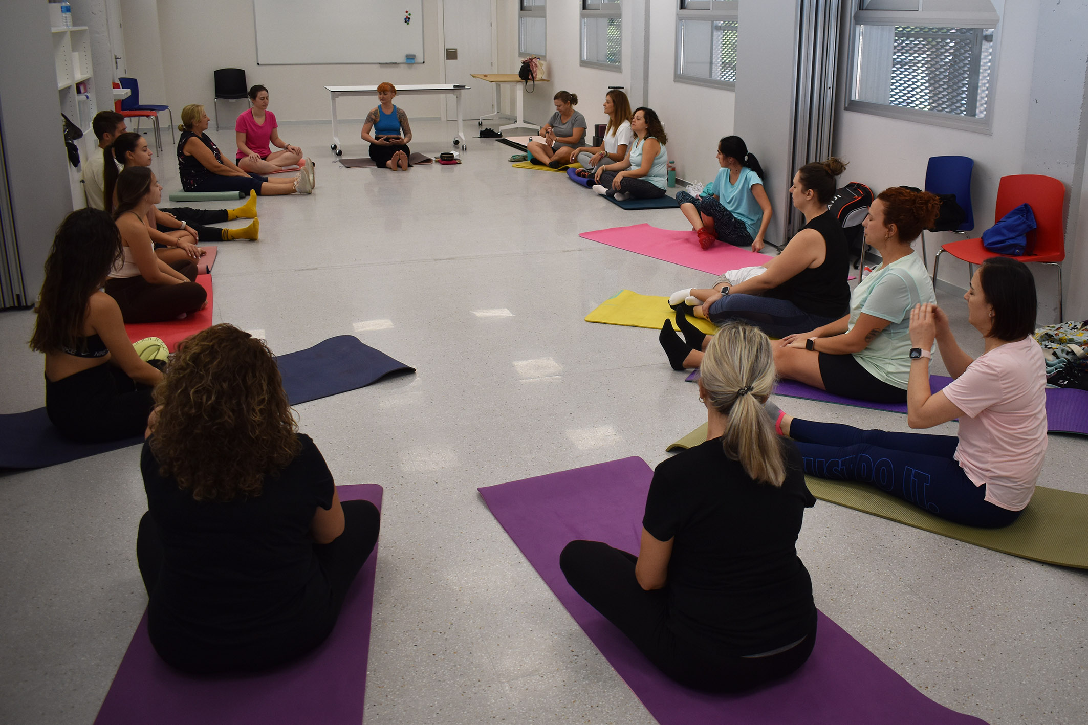 Unos talleres gratuitos de yoga impulsan el bienestar, la igualdad y la conciliación