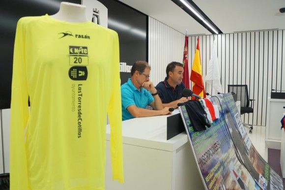 El concejal de Deportes de Las Torres de Cotillas, Ginés Pérez Iniesta, acompañado del gerente de “Leit Sport”