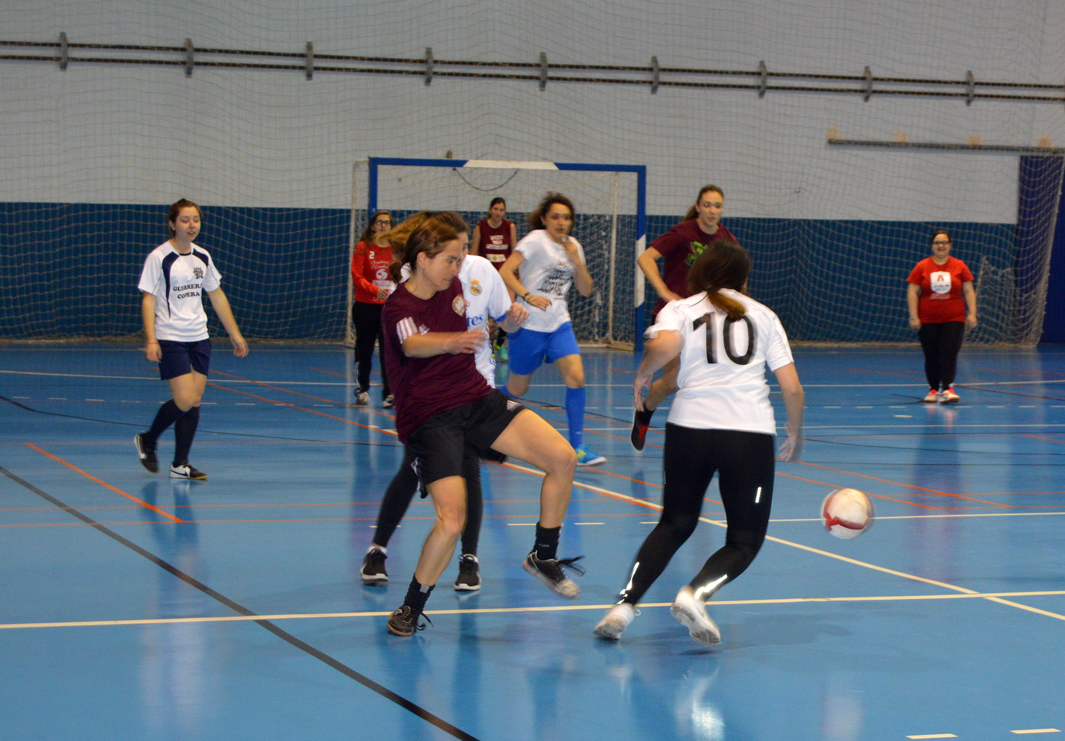 Gran espectáculo deportivo de ‘Los Páharos’ y ’20 de Copas’ en el tercer torneo de fútbol sala femenino ‘Por la Igualdad’ 5
