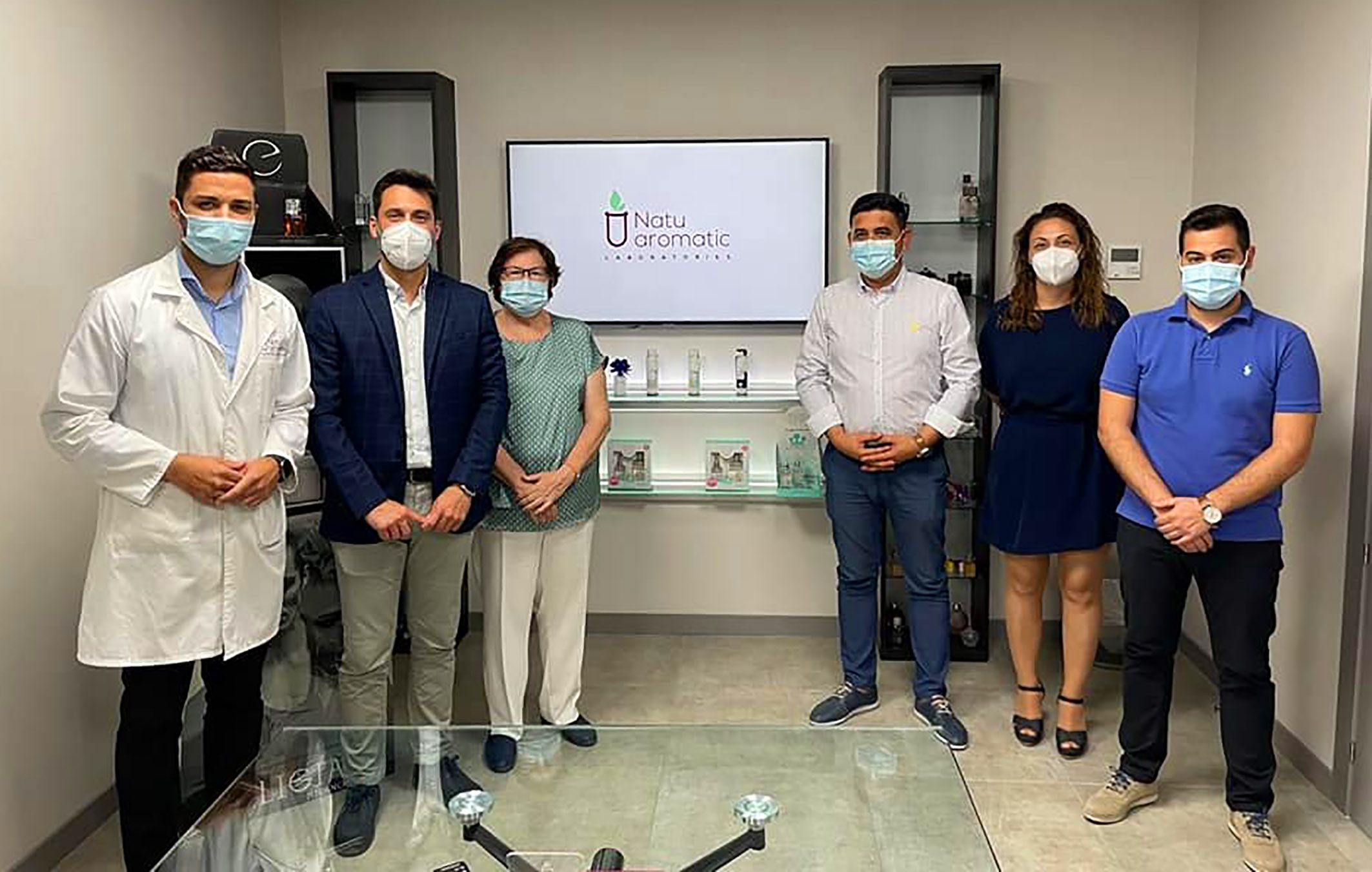 El alcalde torreño visita Laboratorios NatuAromatic referente en la fabricación de perfumería cosmética ambientación e hidroalcohólicos2