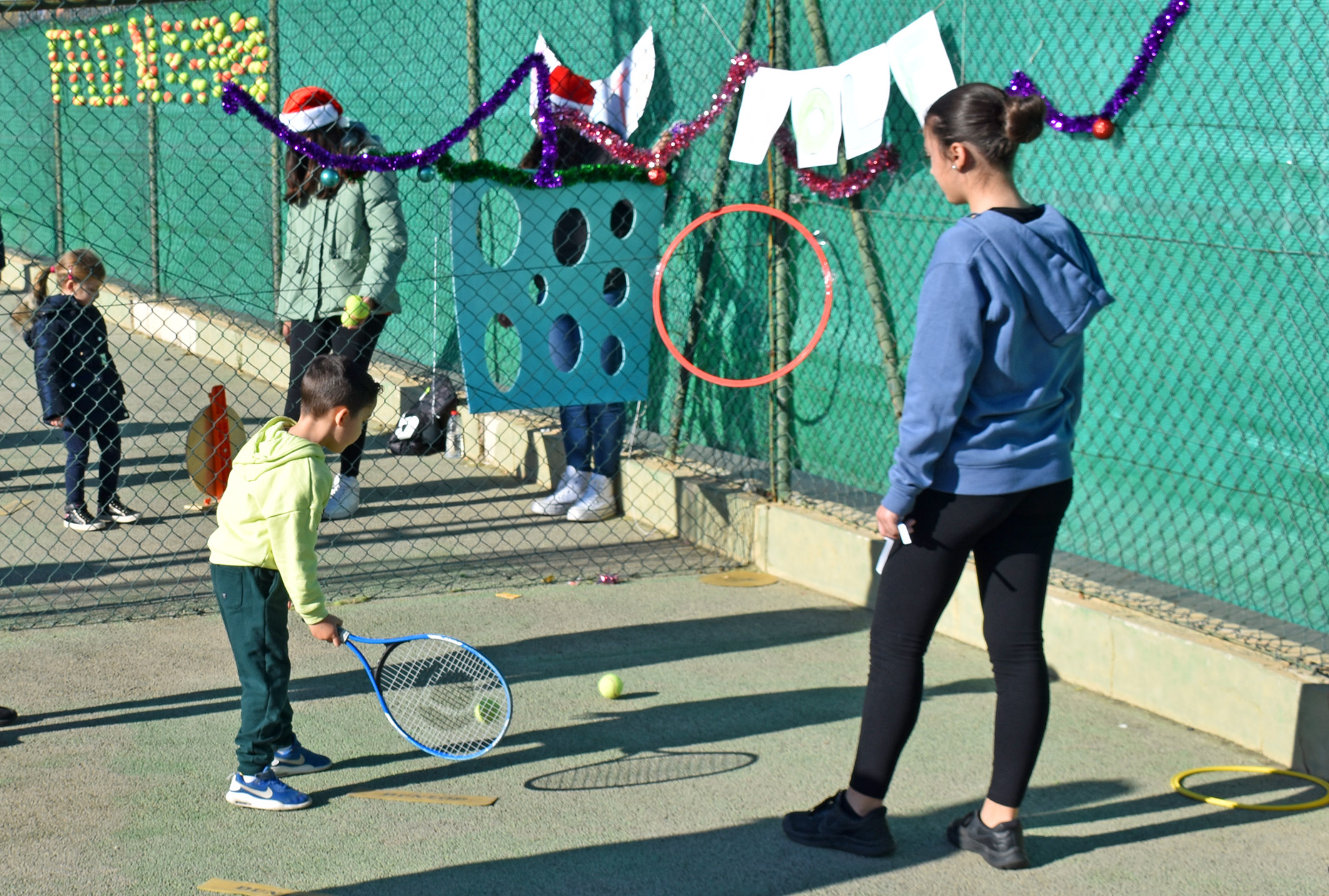 Deporte y solidaridad en la tradicional fiesta benéfica de Navidad de la escuela de tenis Las Torres entre Raquetas