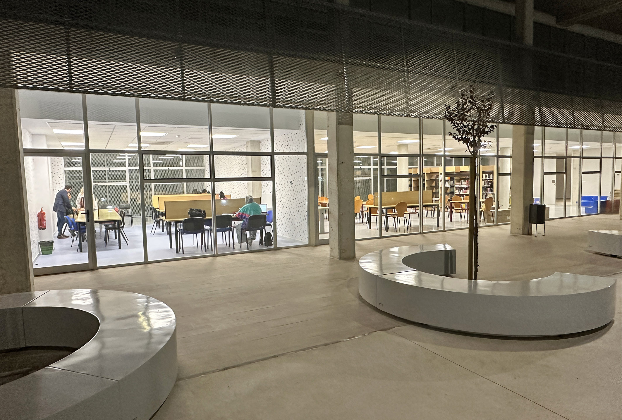 La biblioteca y el aula de estudio ya prestan servicio en el nuevo centro intergeneracional