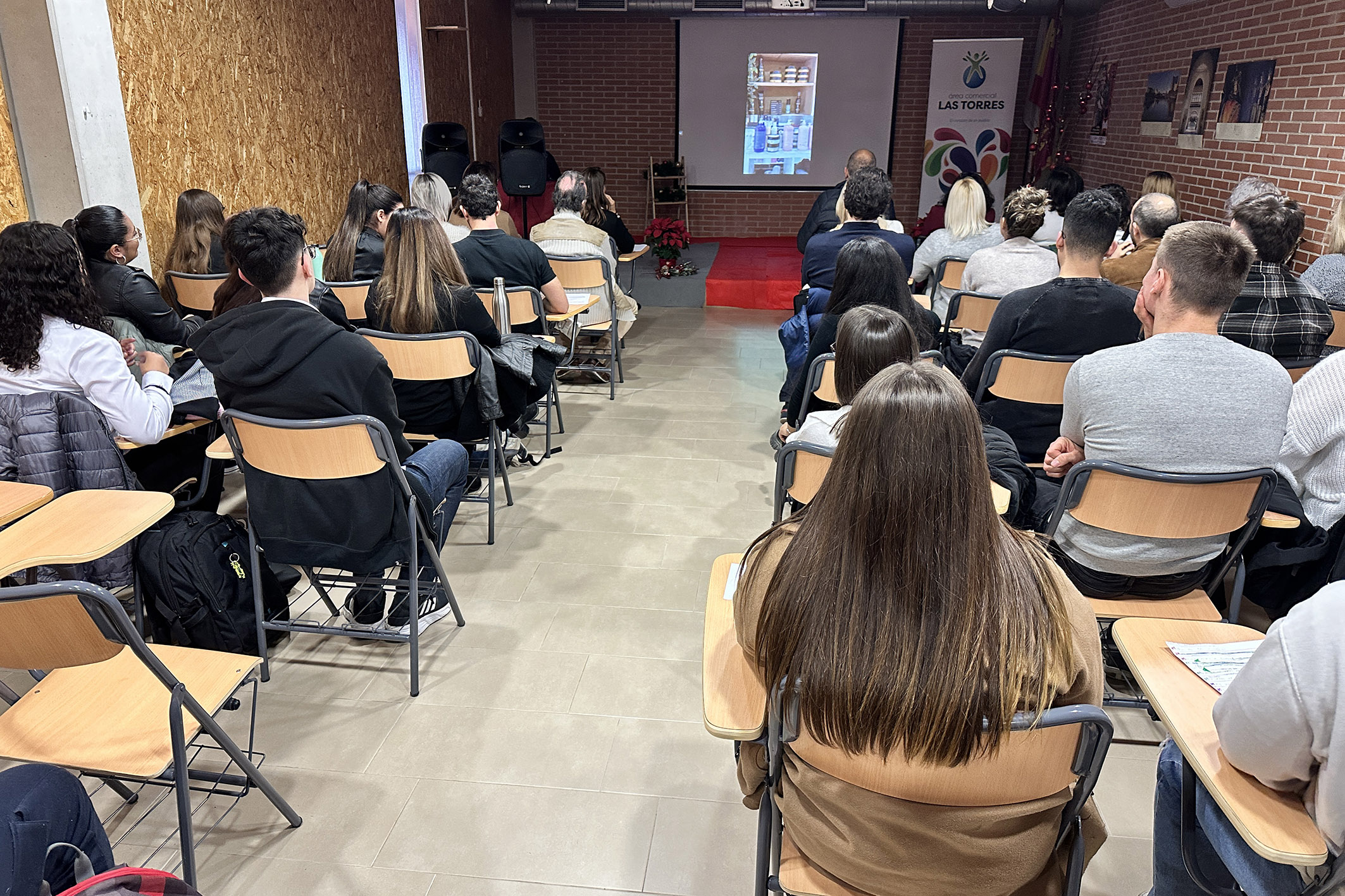 Los alumnos de marketing y publicidad del IES La Florida colaboran en una campaña publicitaria con el Área Comercial Las Torres