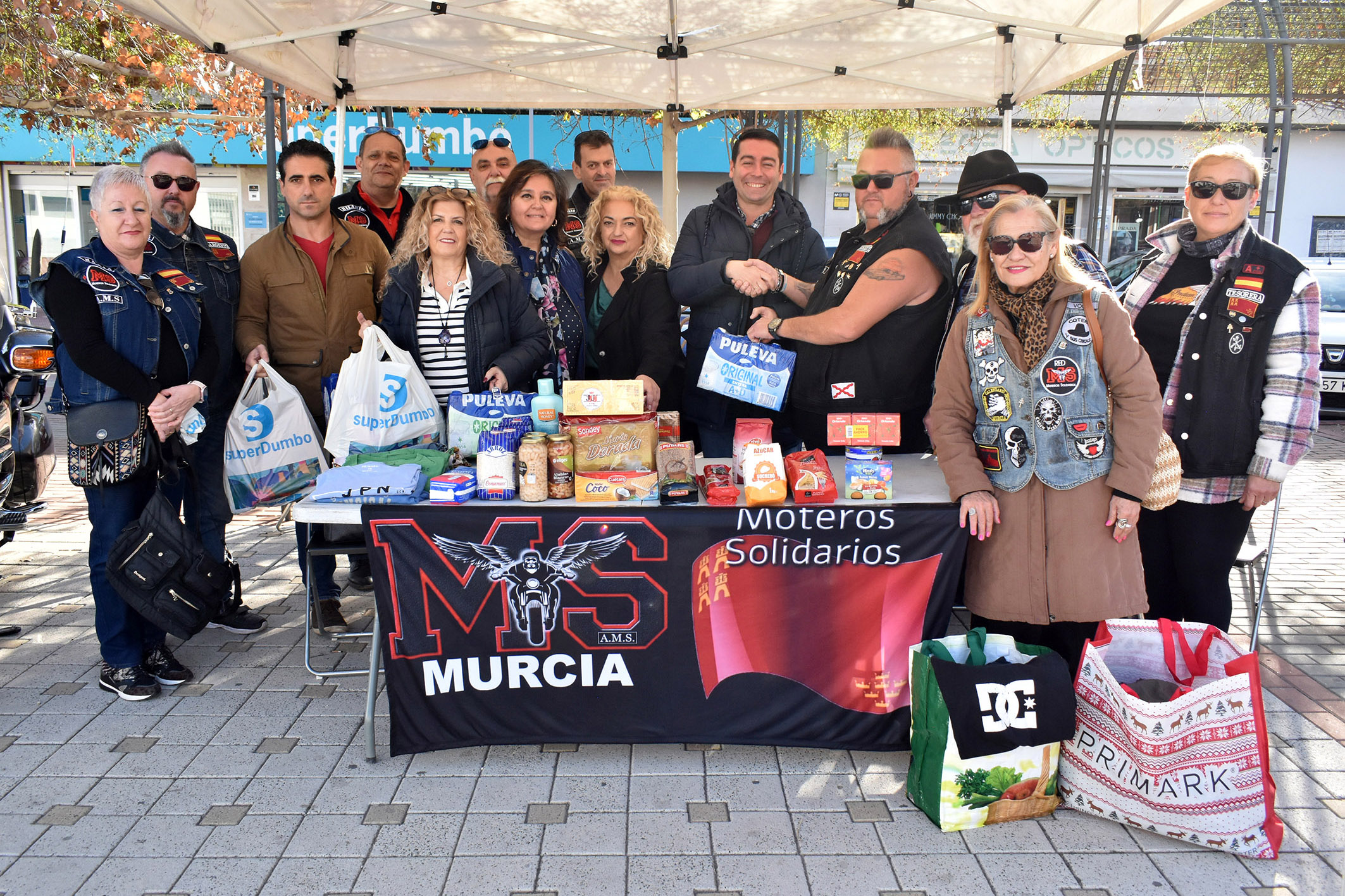Recogida de alimentos no perecederos, ropa y juguetes de la agrupación motorista "Moteros Solidarios Murcia"