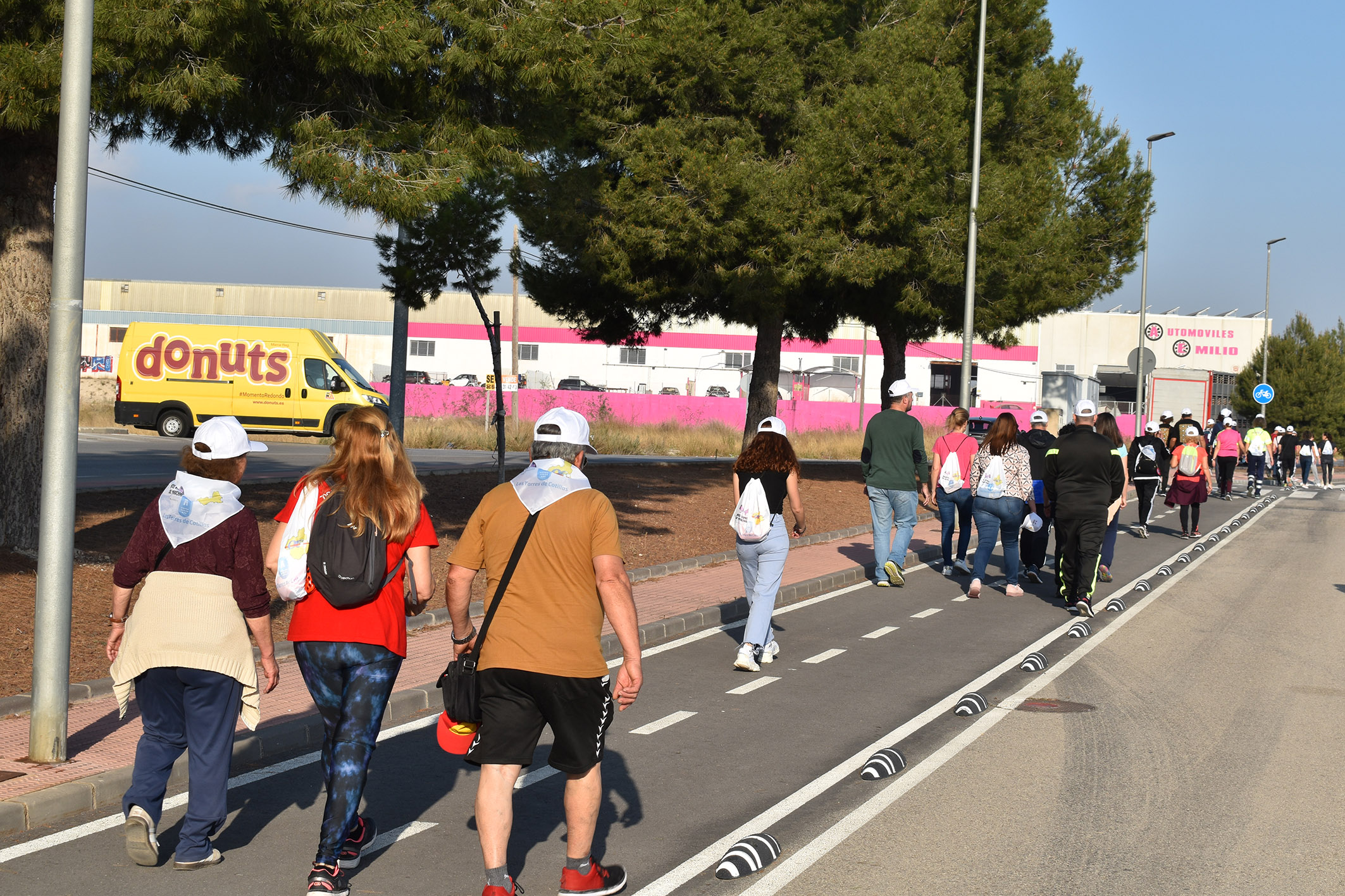 Medio centenar de personas participa en el estreno de las marchas saludables del centro de salud