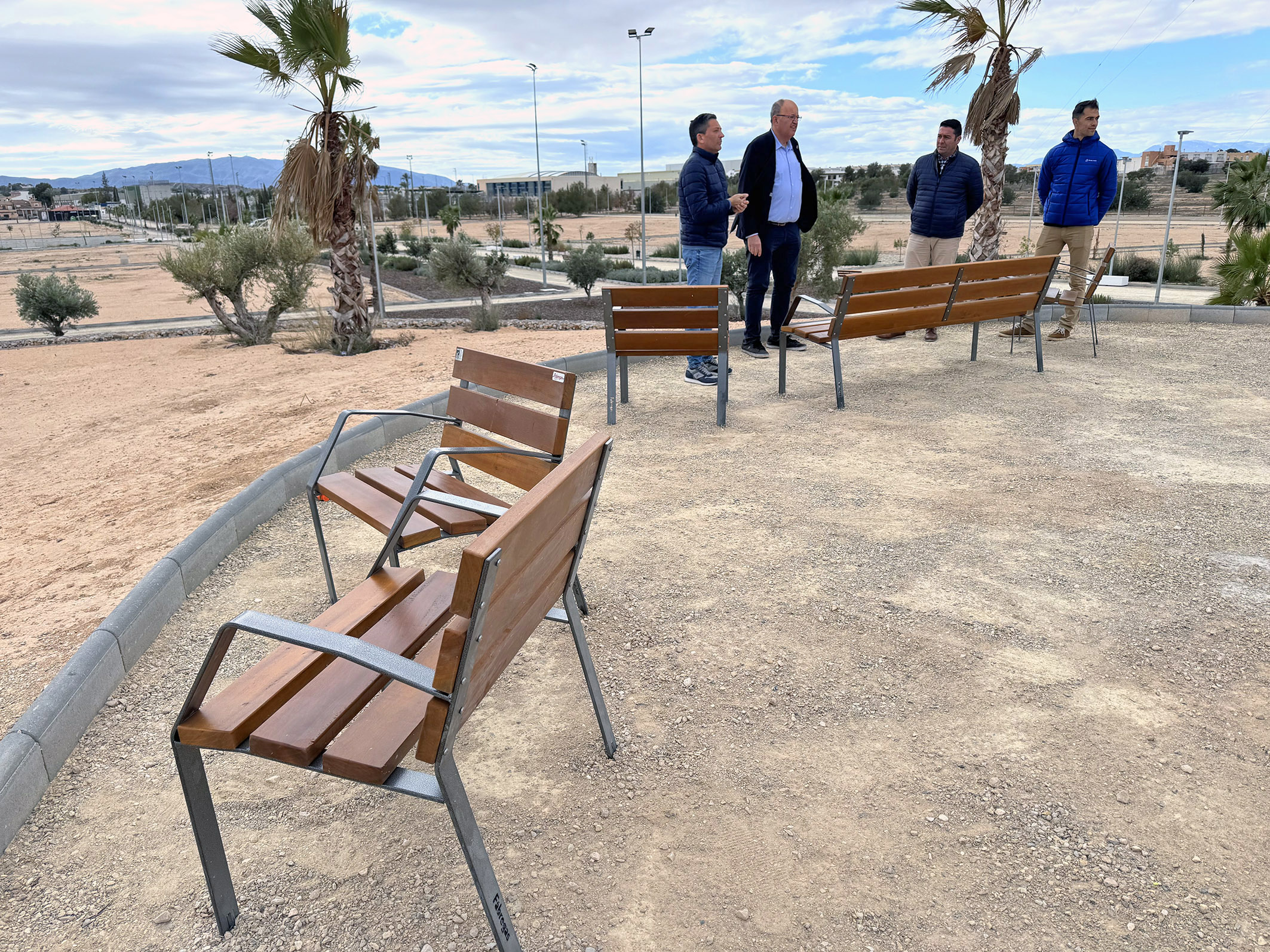 La Concejalía de Servicios a la Ciudad instala mobiliario urbano en el parque de la Antena
