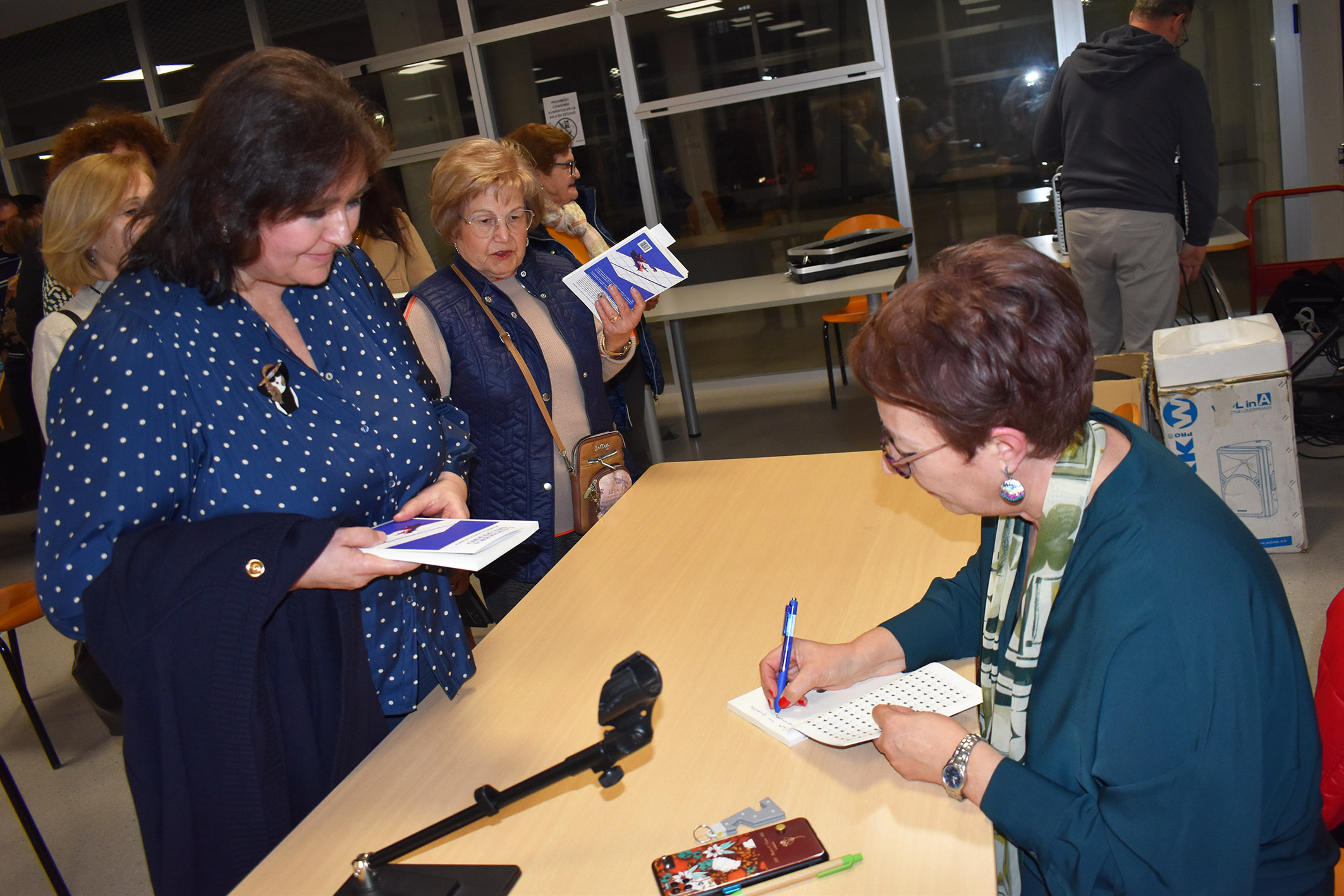 La escritora Ramona López presenta en Las Torres de Cotillas su libro “La sombra del perro”