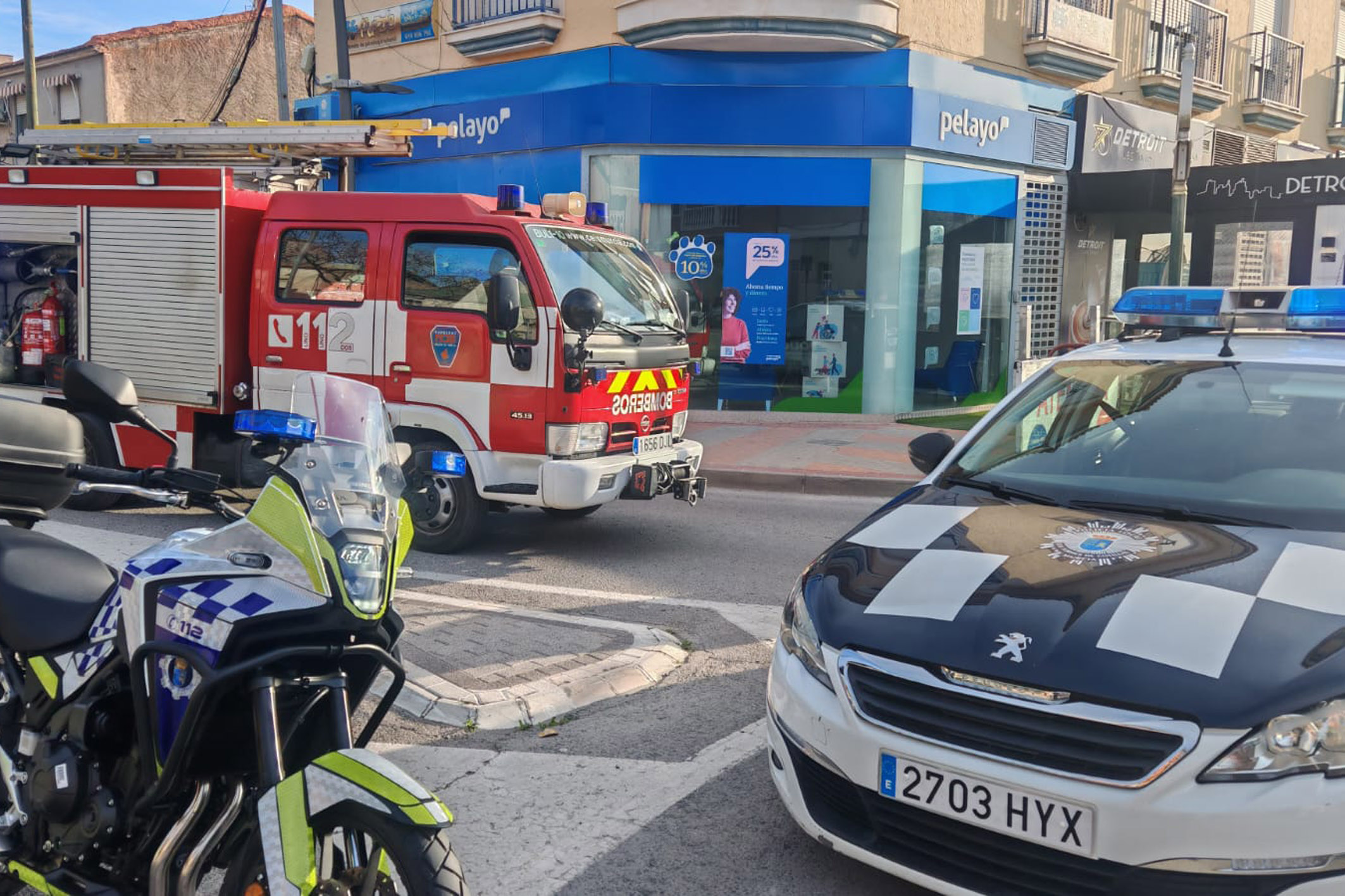 La Policía Local colabora con los bomberos del CEIS en la extinción de un incendio en una cafetería local