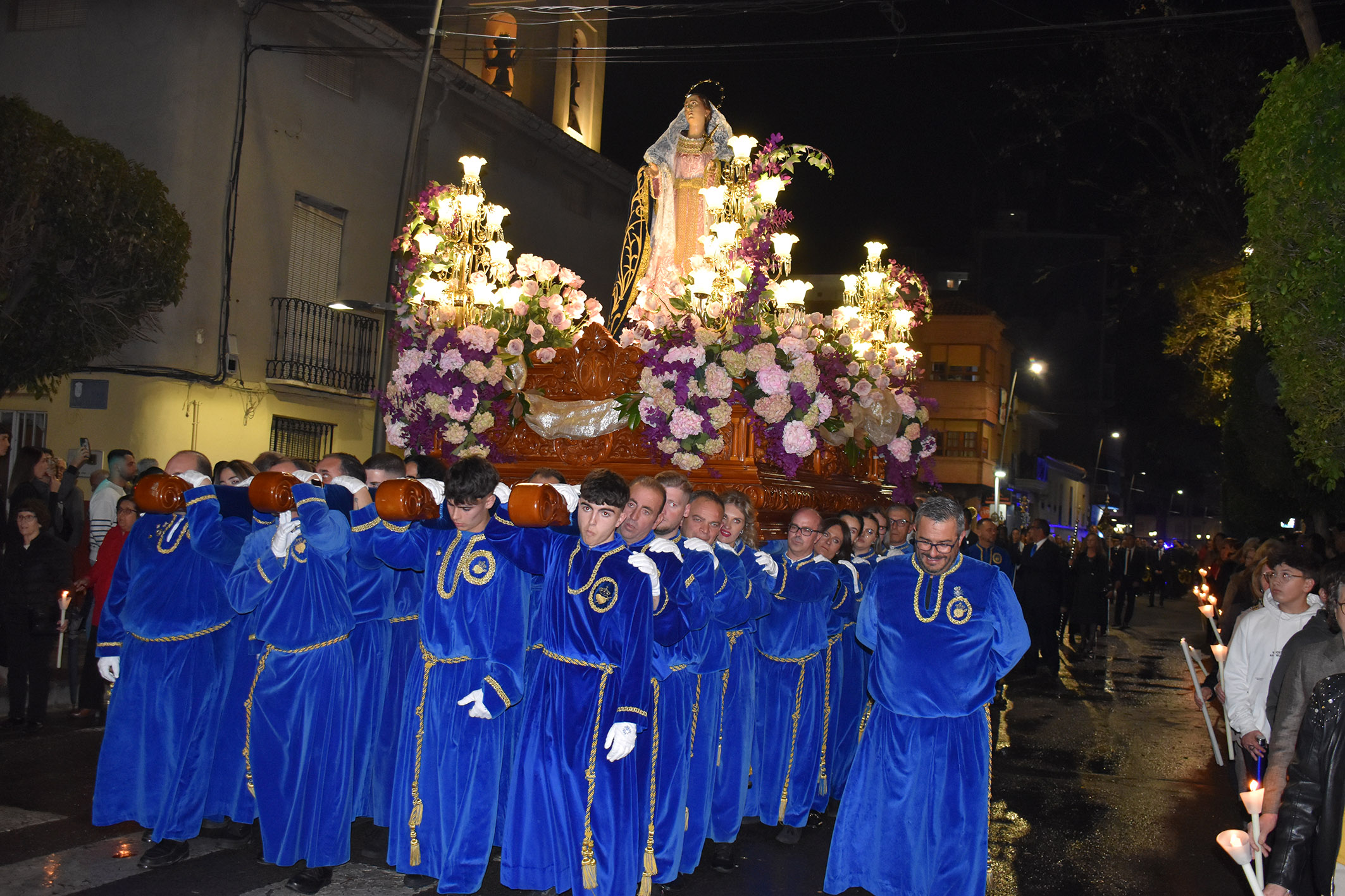 La lluvia doblega a La Dolorosa al poco de salir a la calle en procesión