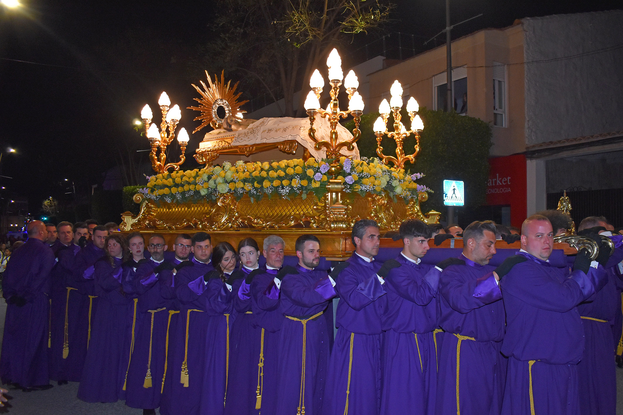 Solemne recogimiento en Las Torres de Cotillas con la procesión del Santo Entierro de Cristo