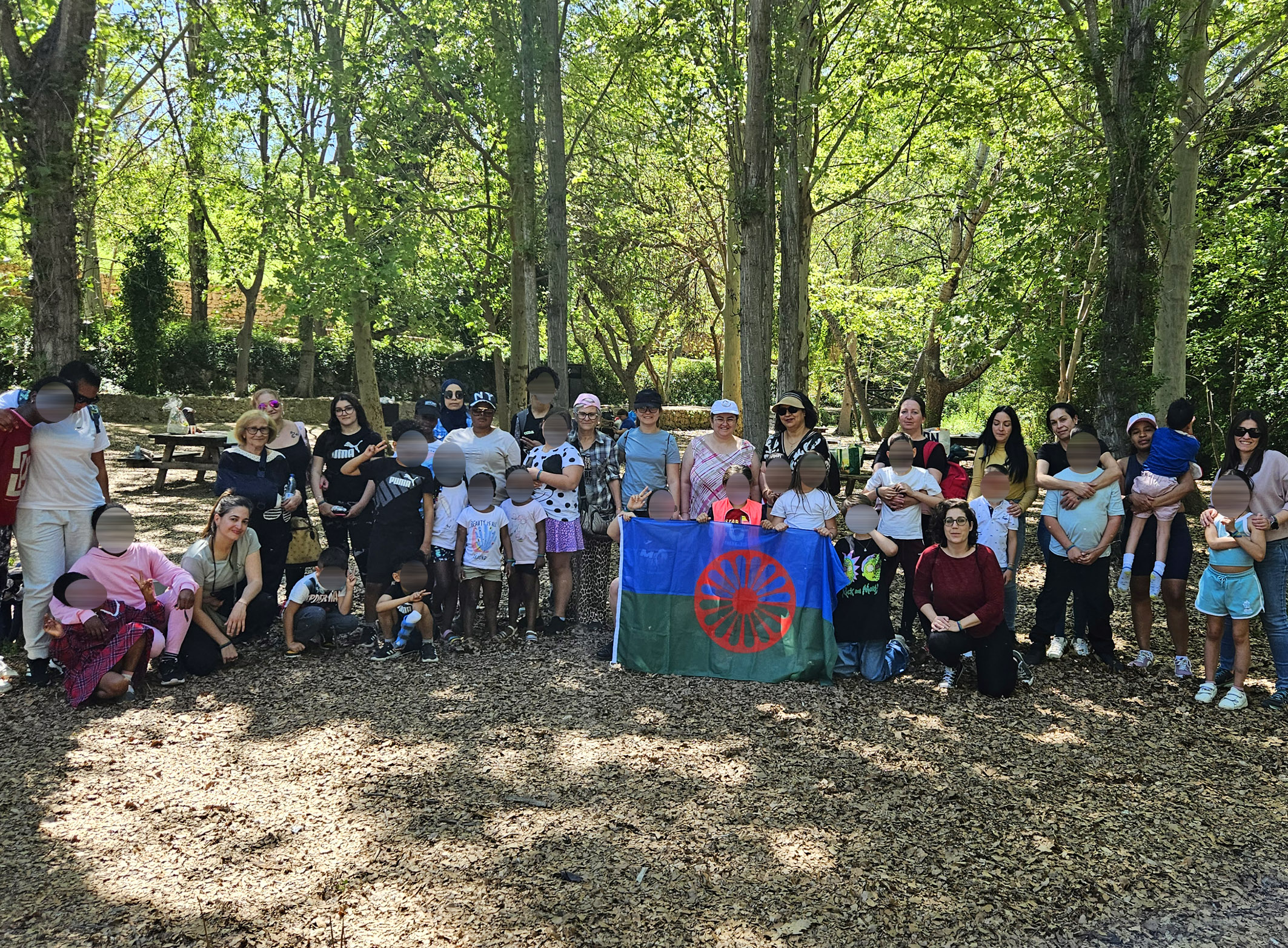 Una excursión familiar a las Fuentes del Marqués para celebrar el Día Internacional del Pueblo Gitano