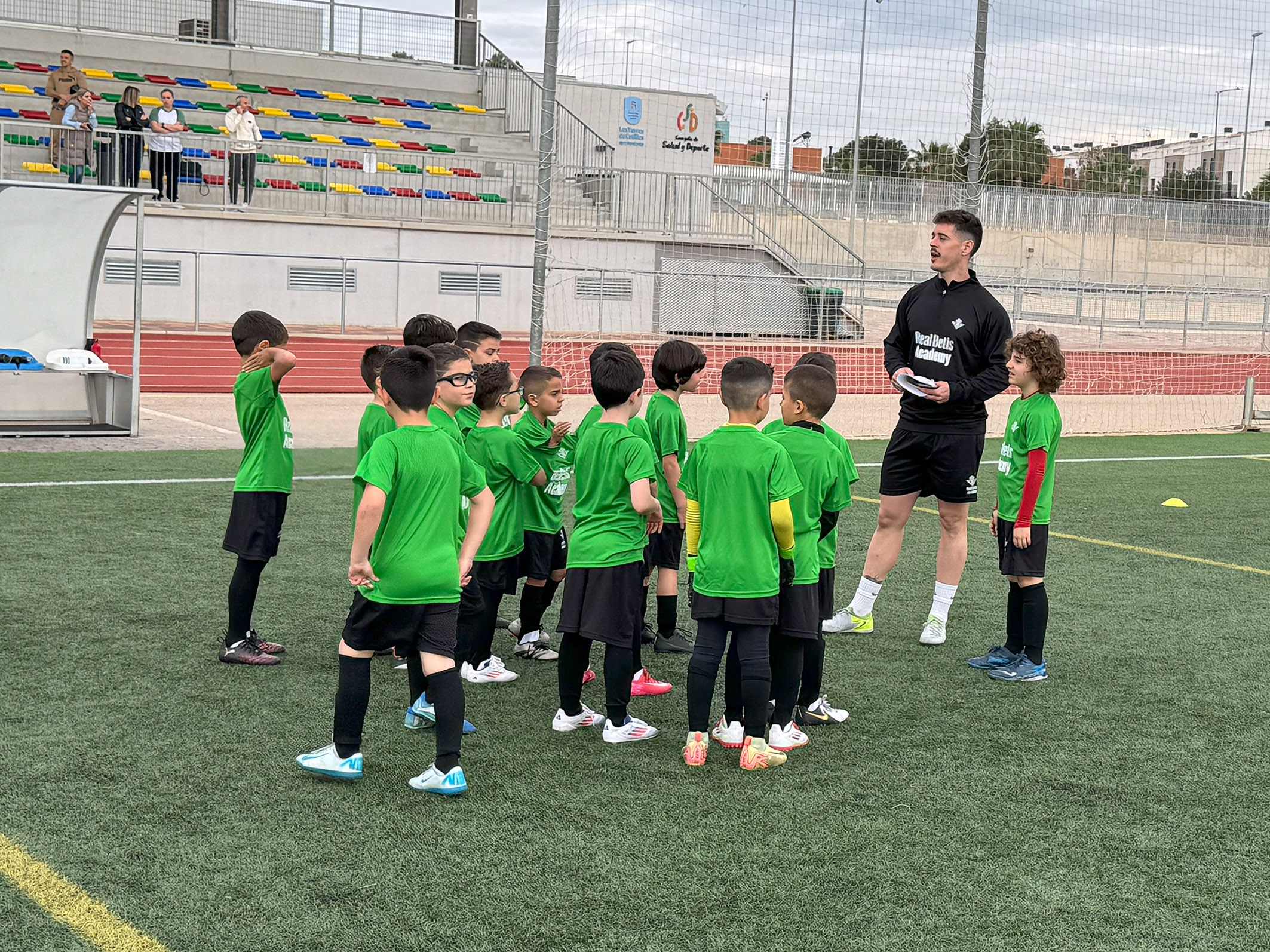Unos 150 futbolistas participan en un campus infantil del Real Betis en Las Torres de Cotillas