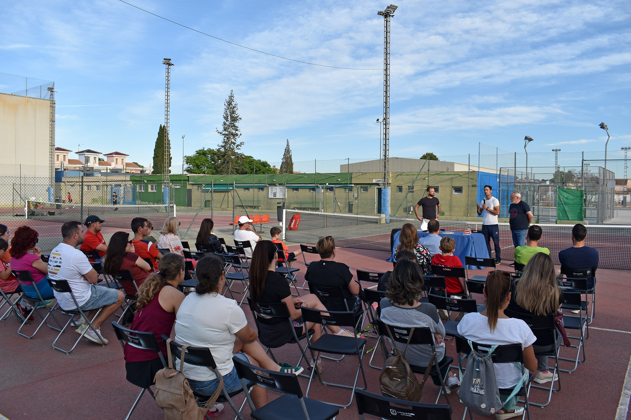 El polideportivo municipal acoge la presentación del libro “Psicología y tenis”
