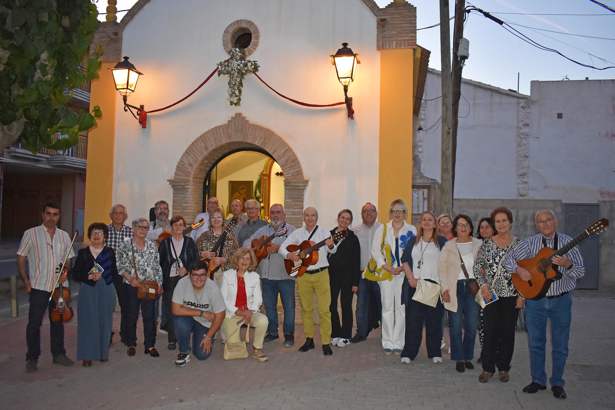 La campana de auroros “Virgen del Rosario” canta los Mayos para iniciar las fiestas del barrio de La Cruz