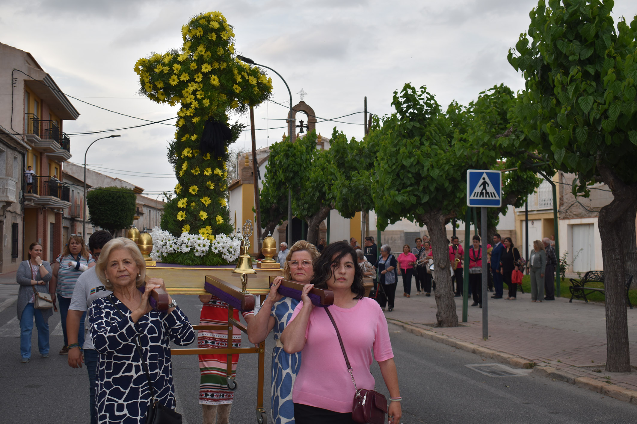 La tradicional romería da por concluidas las fiestas del barrio de La Cruz