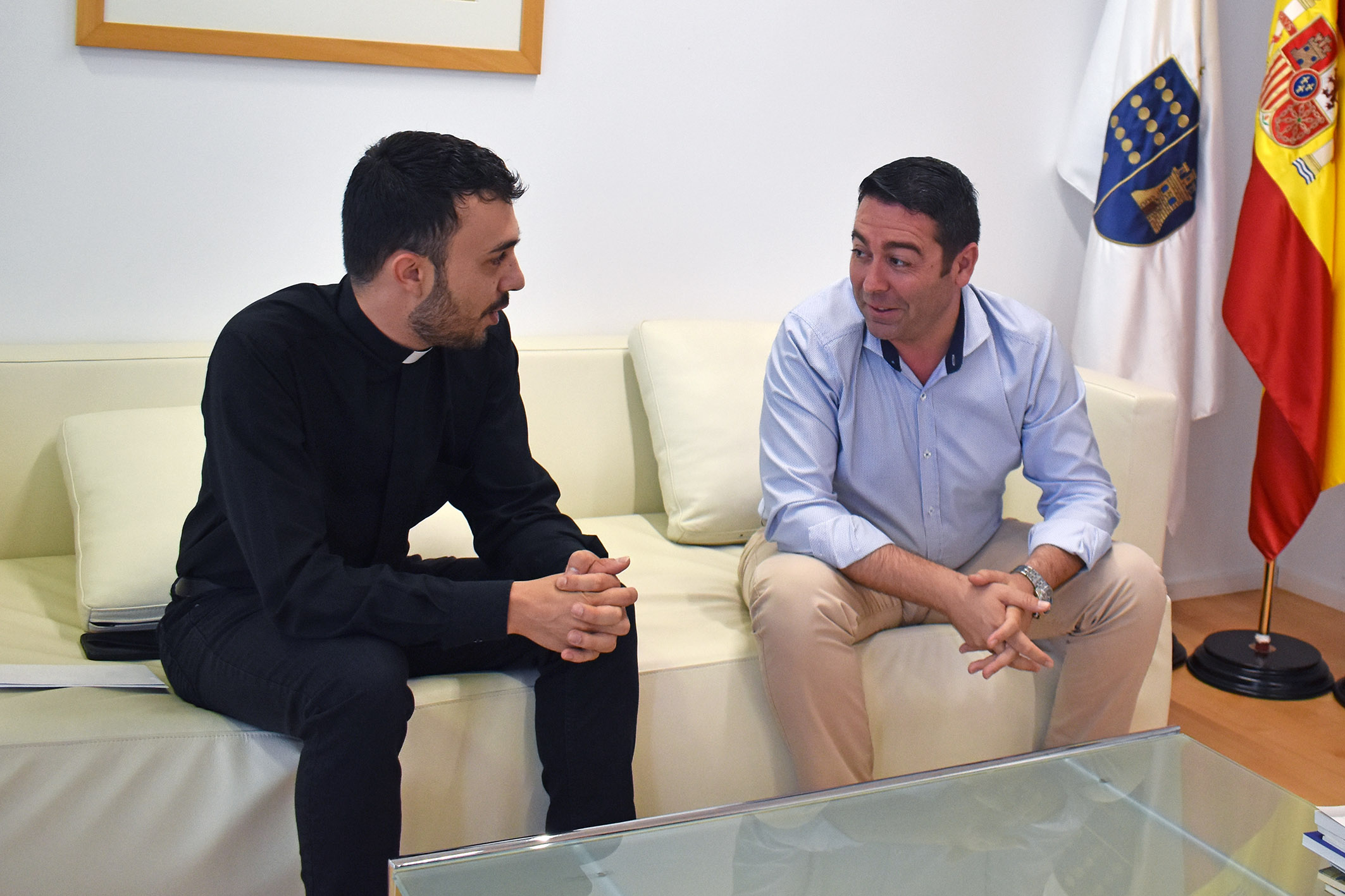 El alcalde Pedro José Noguera recibe al torreño Enrique Belda, diácono que será ordenado sacerdote el 19 de julio