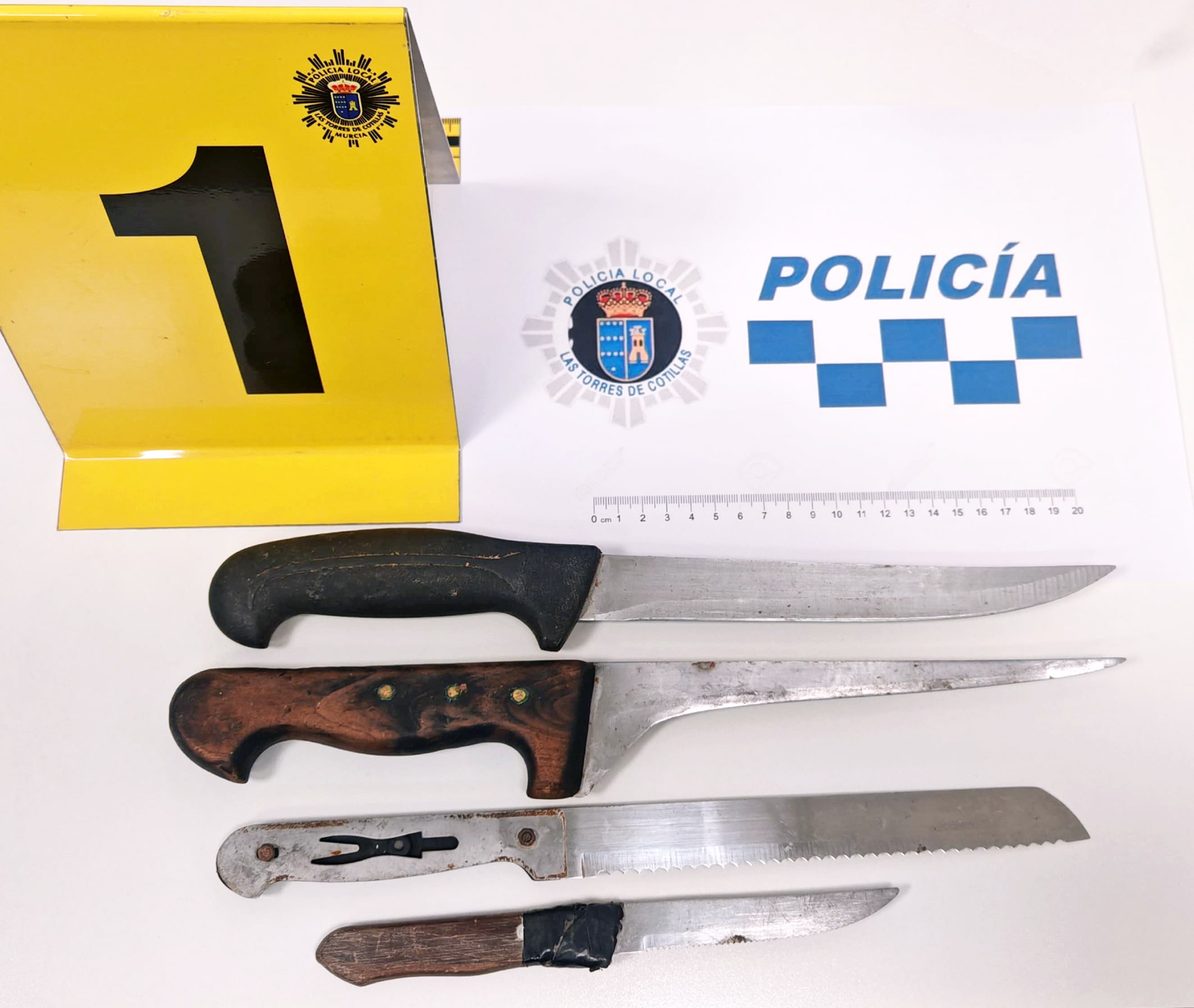 La Policía Local intercepta un vehículo con armas blancas en una zona de vigilancia por menudeo
