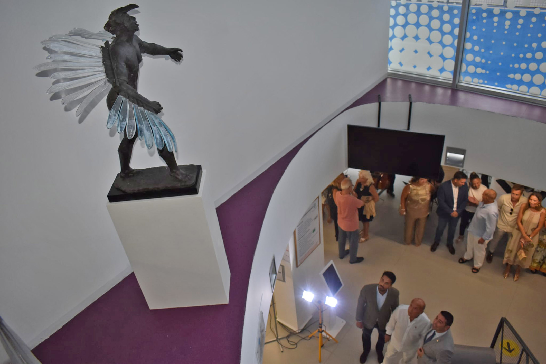 La restaurada escultura “Ícaro” de González Beltrán ya decora el Ayuntamiento torreño