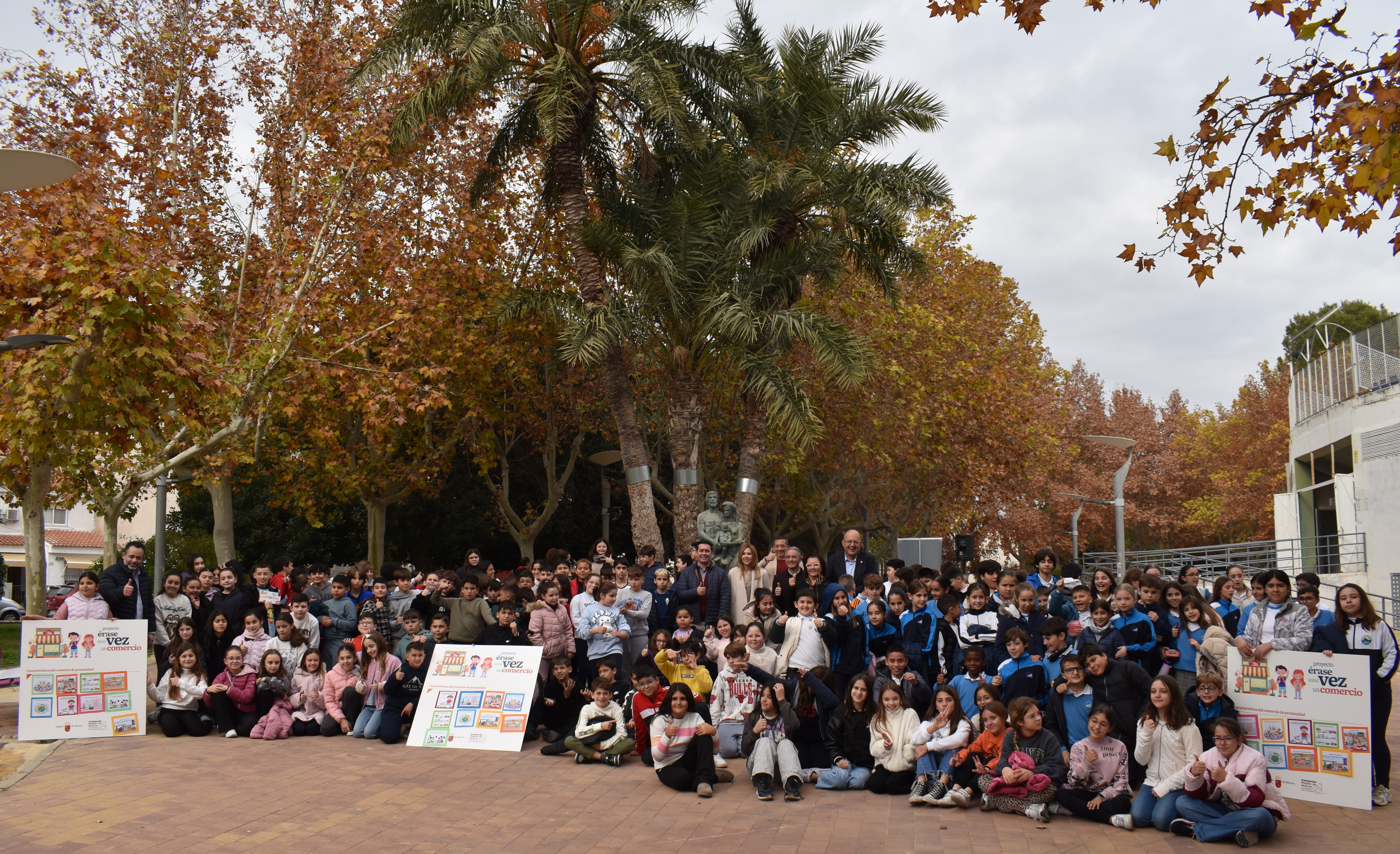  13/12/25 – El parque de la Constitución acogió ayer viernes 12 de diciembre la celebración del día del comercio local, una cita enmarcada en el proyecto “Érase una vez un Comercio” de la Consejería de Empresa, Empleo y Economía Social. Con la asistencia de 230 alumnos de los colegios Maestro Jesús Ferrer, San José y Divino Maestro, esta jornada contó con la participación del alcalde Pedro José Noguera y la consejera Marisa López Aragón.  Un evento en el que intervinieron en representación de los centros ed