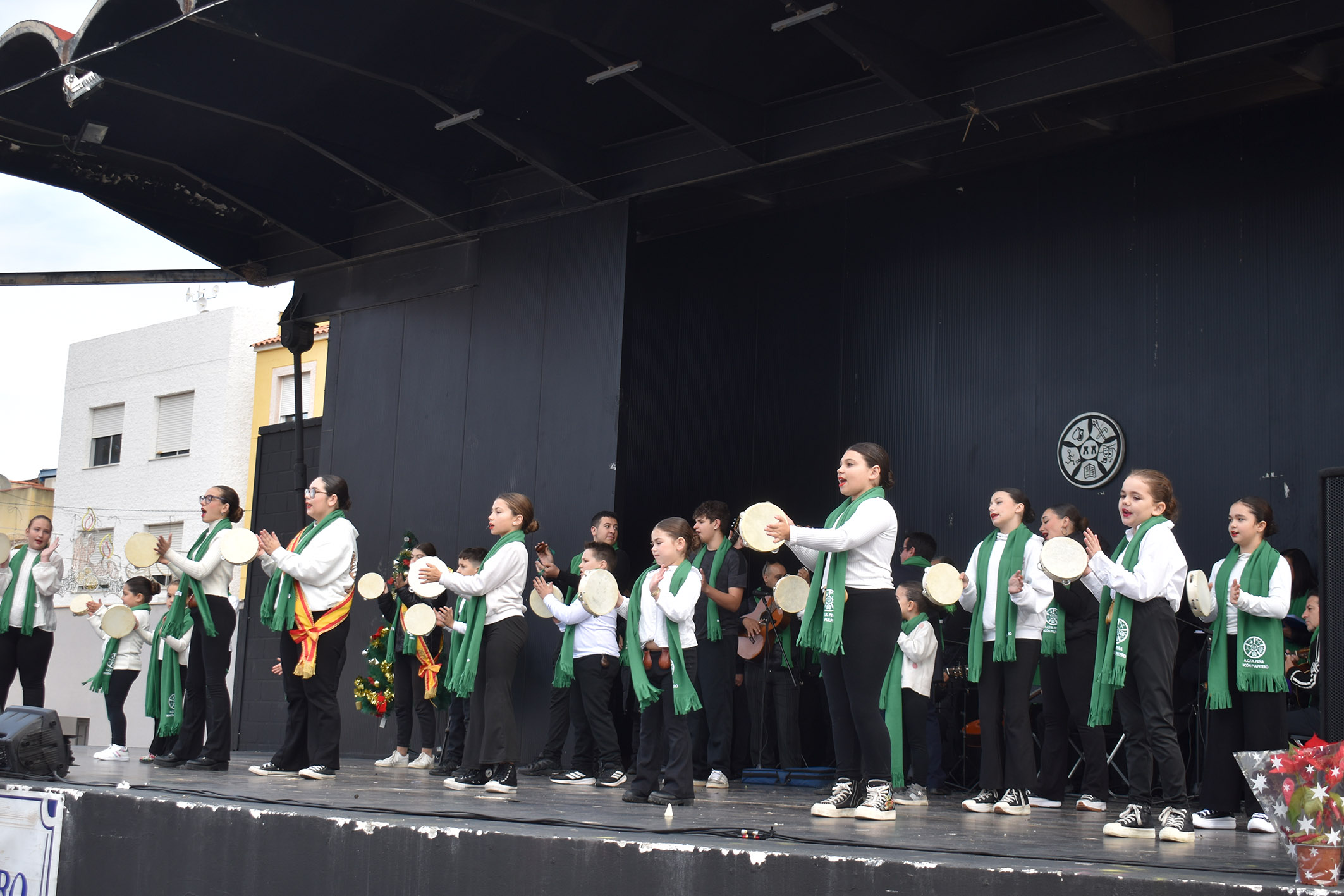 Los grupos del Rincón Pulpitero dan brillo al 34º festival navideño de la peña 