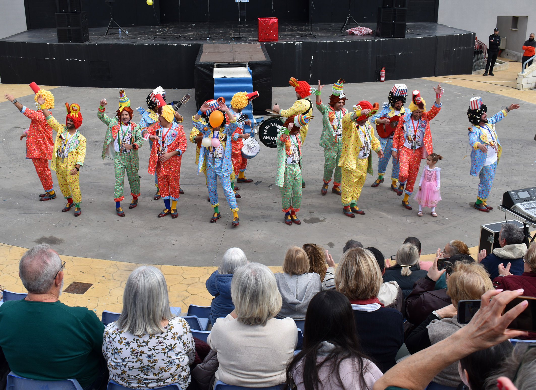 El II Certamen de Chirigotas llena de humor y carnaval el auditorio municipal Juan Baño