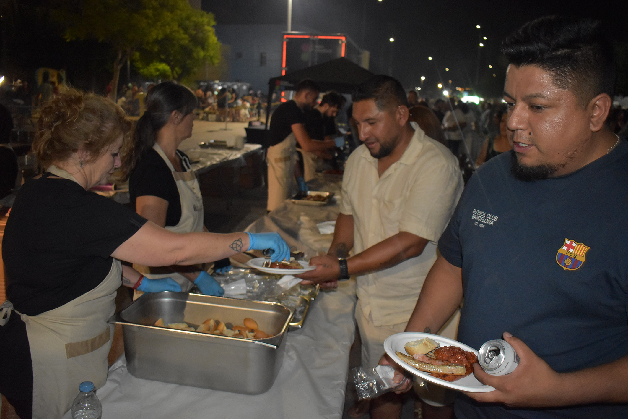 Miles de personas se apuntan al sabor de la gran barbacoa popular de la “Noche de la Brasa y la Zurra”