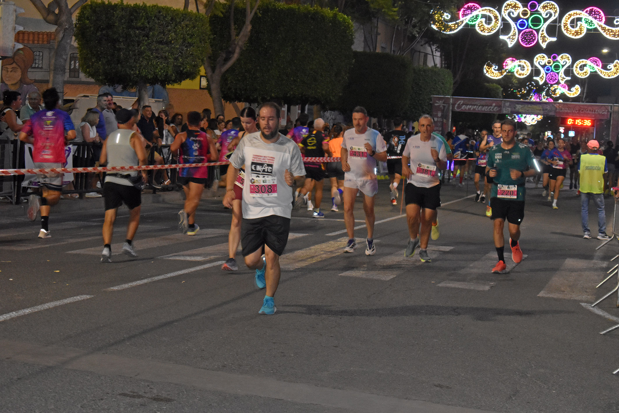 765 atletas disfrutan del deporte y el buen ambiente en la 30 Carrera Nocturna de las fiestas torreñas