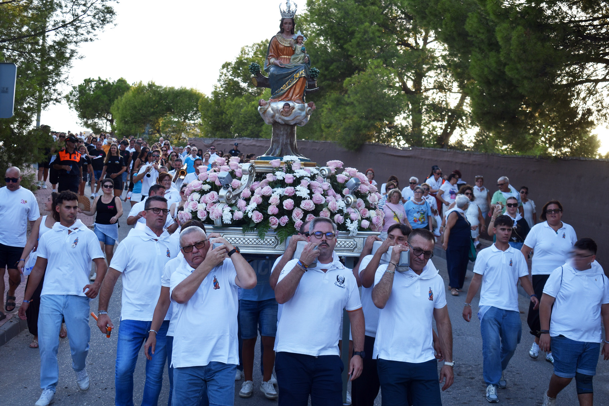 La Virgen de la Salceda baja en romería desde su ermita del Coto para disfrutar de sus fiestas 