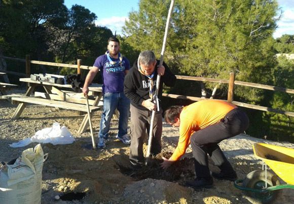 El grupo scout +ìtaca participa en la mejora del entorno del aula de la Naturaleza de Las Torres de Cotillas