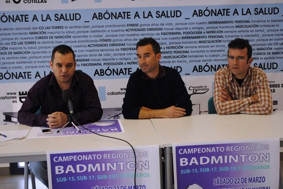 Los mejores jugadores veteranos y j+¦venes de b+ídminton buscan el t+¡tulo regional en Las Torres de Cotillas