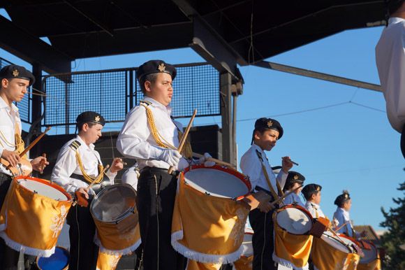 Los tambores y cornetas torre+¦os dan la bienvenida a la Semana Santa local8
