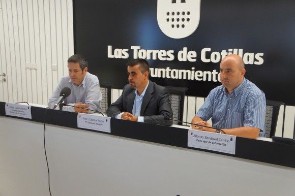 Enrique Ujaldón visita Las Torres de Cotillas para conocer la situación de los colegios locales