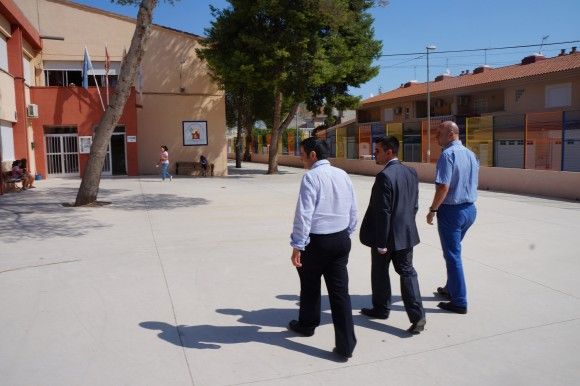 Enrique Ujaldón visita Las Torres de Cotillas para conocer la situación de los colegios locales5