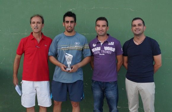 Los mejores de la liga de tenis de Las Torres de Cotillas reciben sus trofeos (campeón Máster)