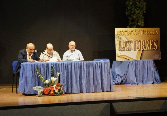 Los “Jueves Literarios” torreños disfrutan de la obra “Esencias poéticas cuatro voces consagradas”