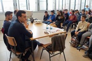 Los futbolistas del Real Murcia Fernando y Pumar visitan el IES “La Florida” torreño2