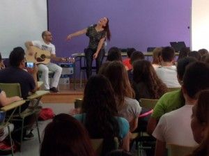 La cantante Ruth Lorenzo compartió la jornada de graduación del IES “Salvador Sandoval” torreño