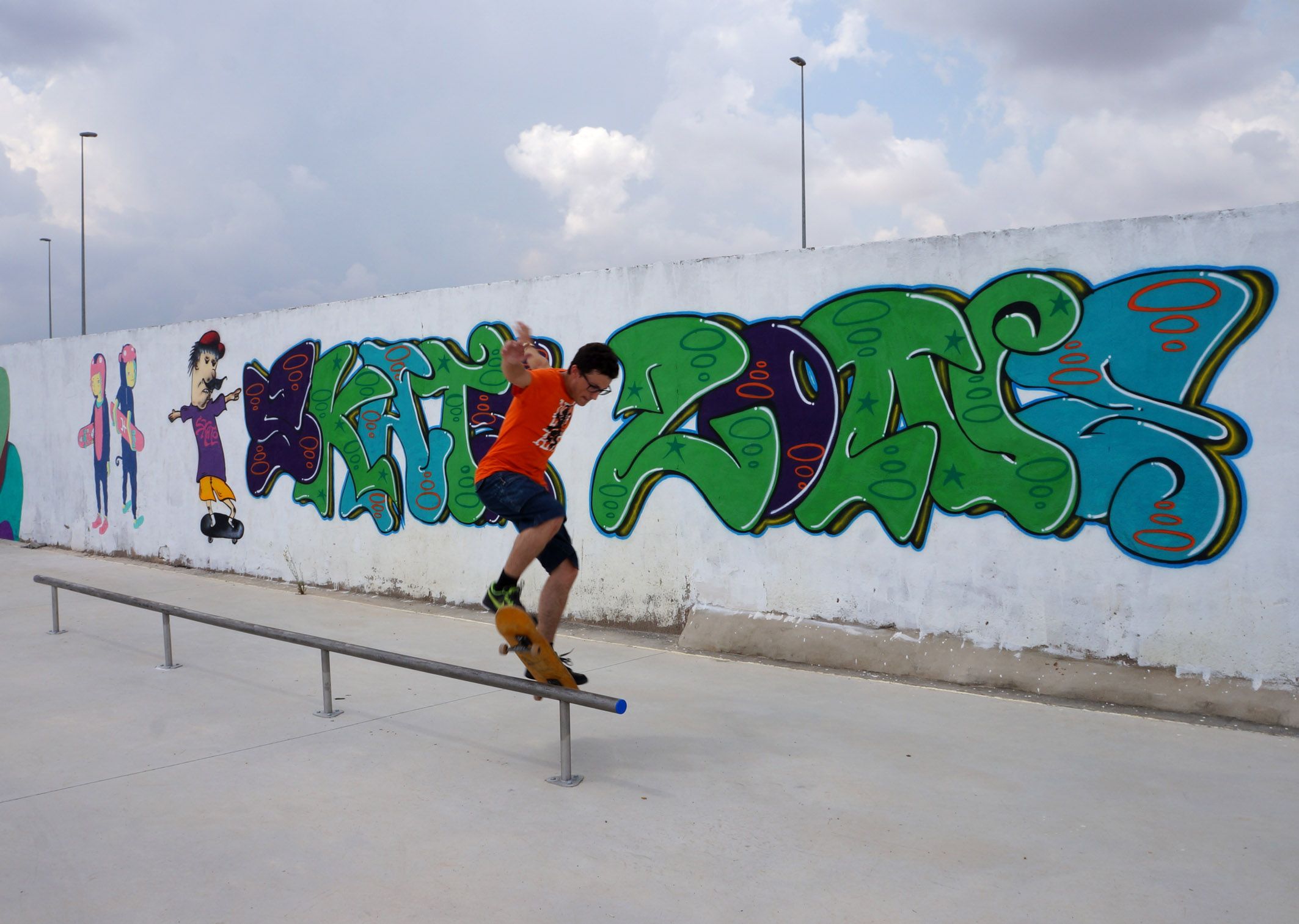 Jóvenes artistas torreños decoran la zona municipal de skate-board2