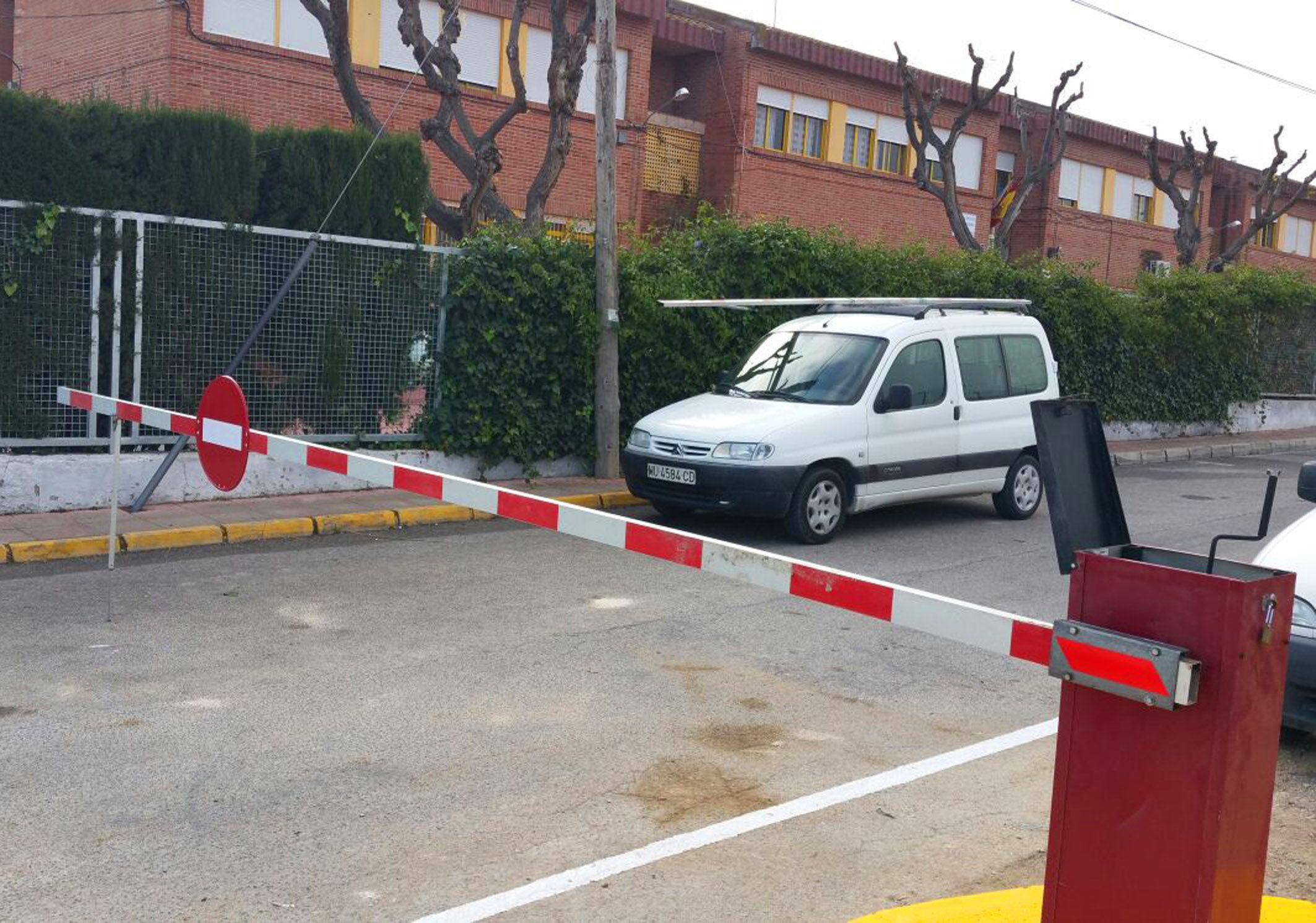 Más seguridad para los viandantes en la entrada y salida del colegio Vista Alegre torreño 2