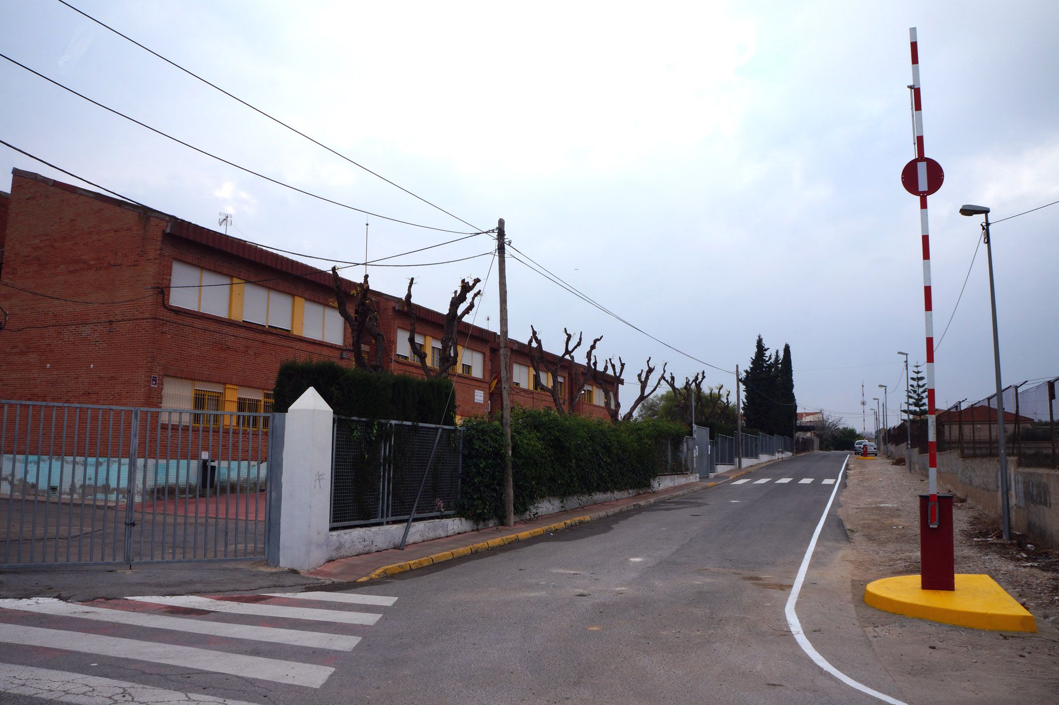 Más seguridad para los viandantes en la entrada y salida del colegio Vista Alegre torreño