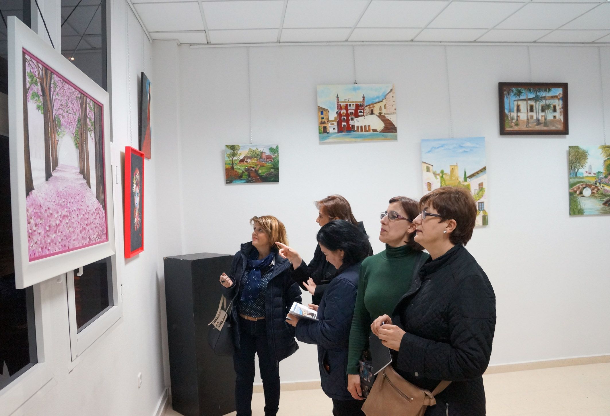 La asociación Isabel González inaugura la muestra de su taller de pintura por el 8 de marzo2