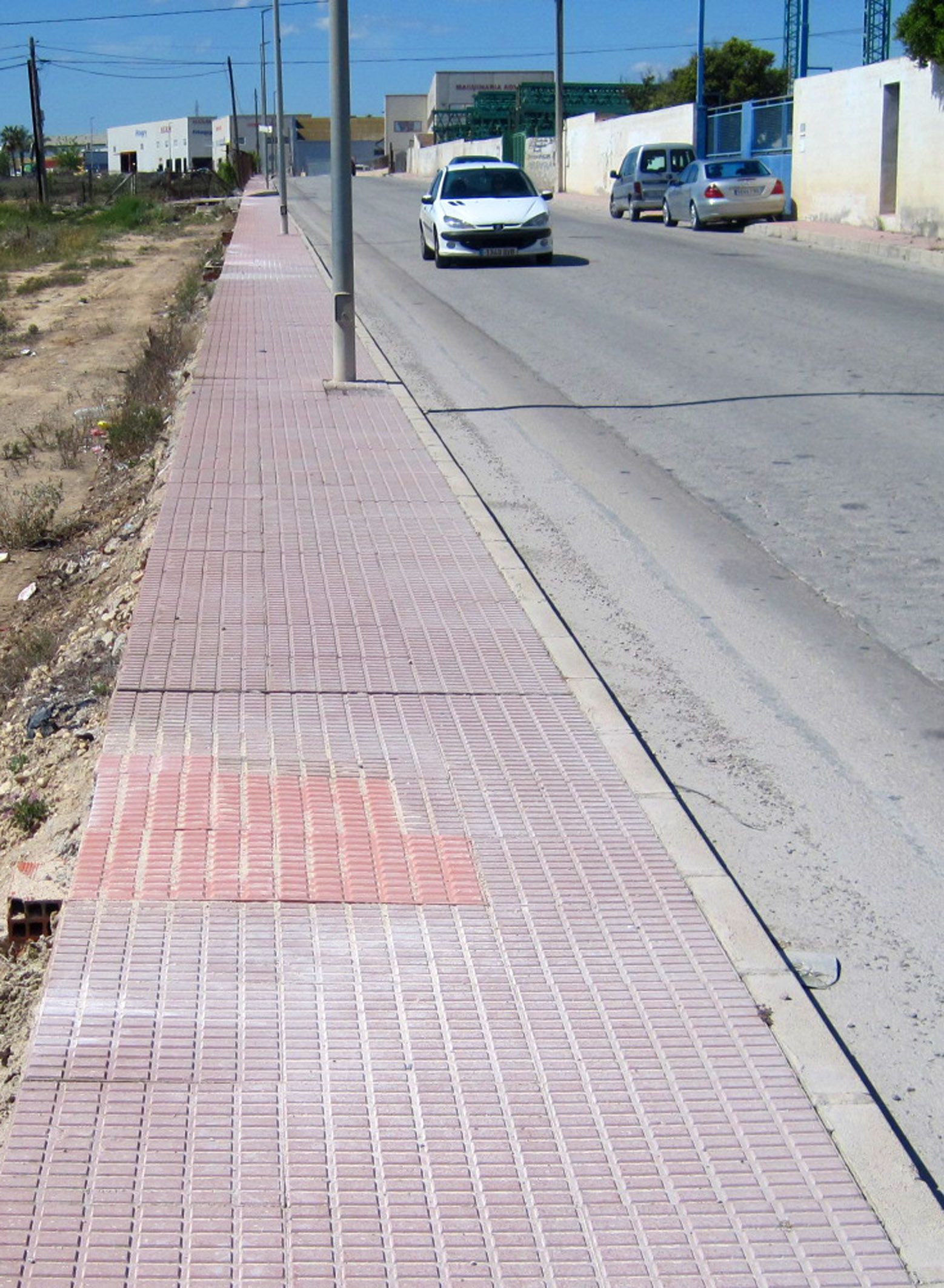 El Ayuntamiento aumenta la seguridad de los viandantes en la avenida del Trabajo 2