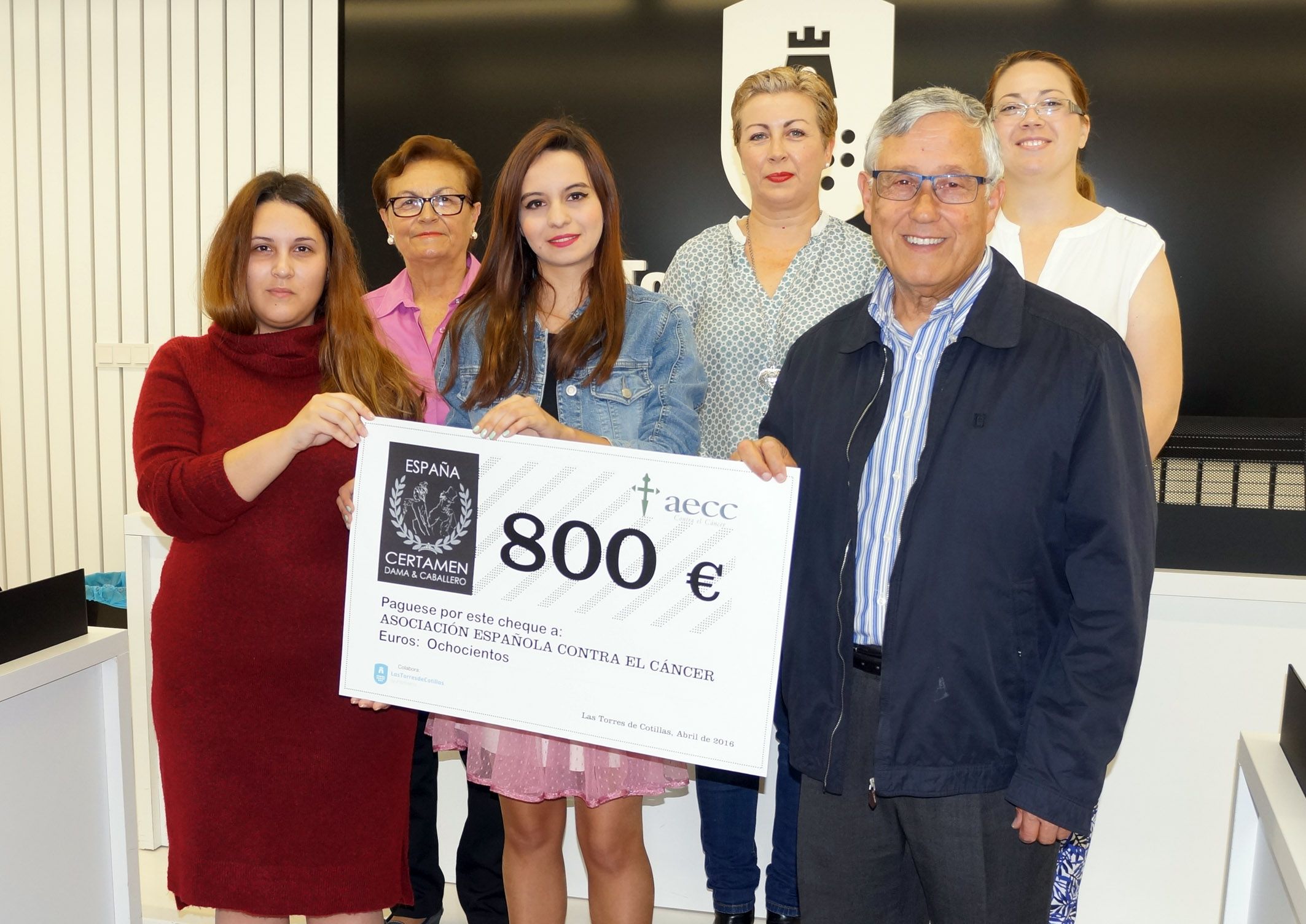 El Certamen Dama y Caballero de Murcia recauda 800 euros para la AECC