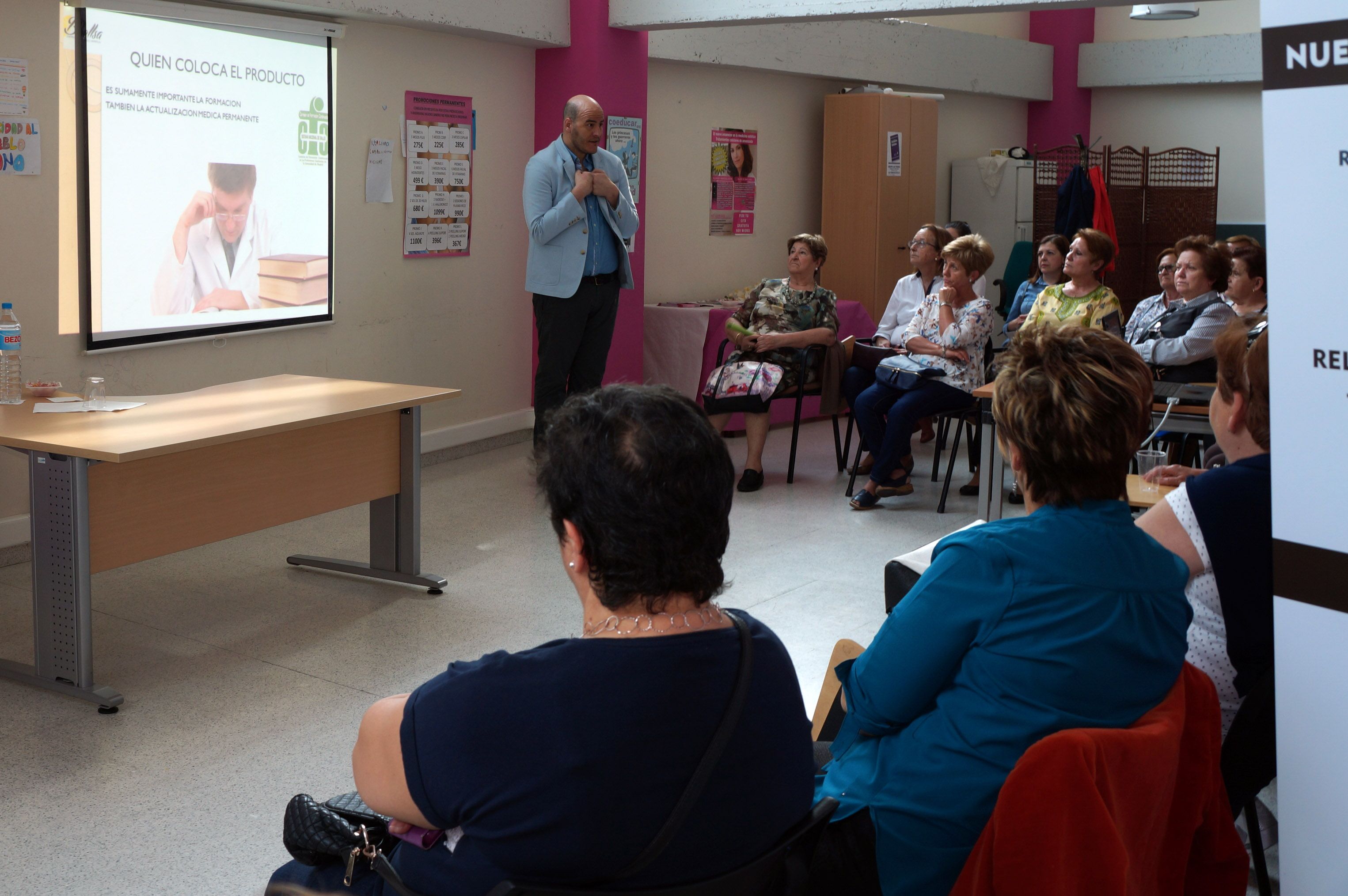 Las mujeres de la asociación Isabel González torreña se informan sobre medicina estética