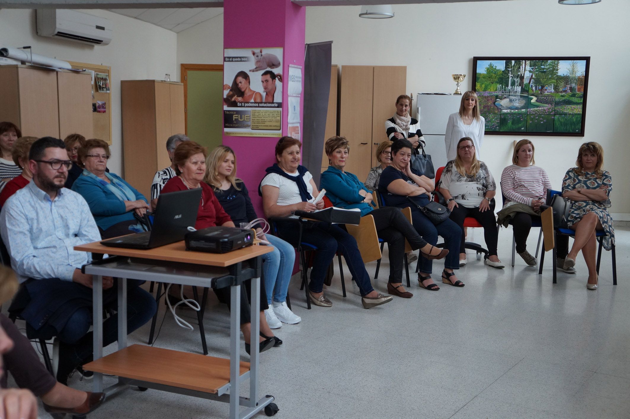 Las mujeres de la asociación Isabel González torreña se informan sobre medicina estética3