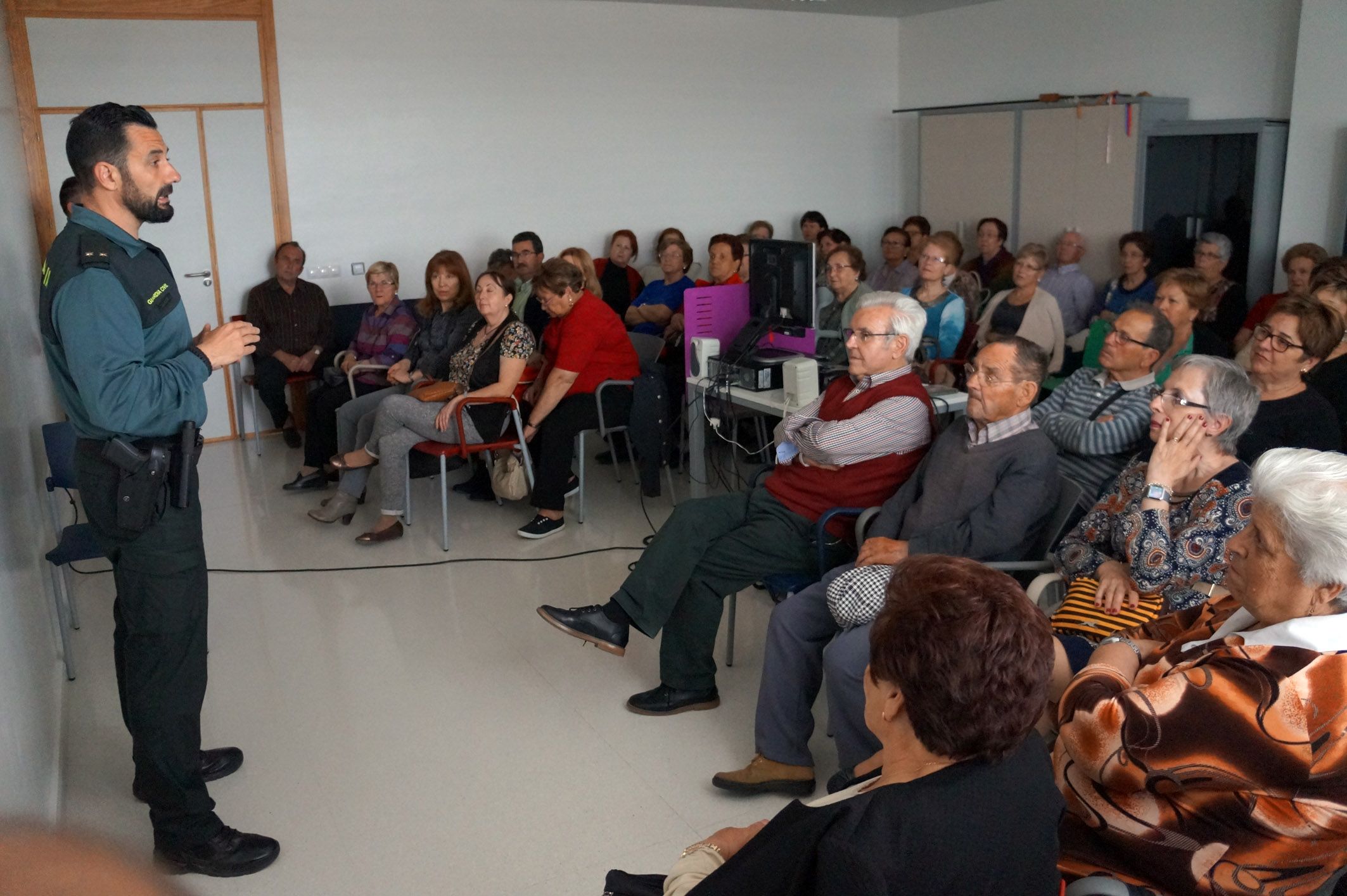 Los mayores torreños se informan para protegerse ante timos y estafas