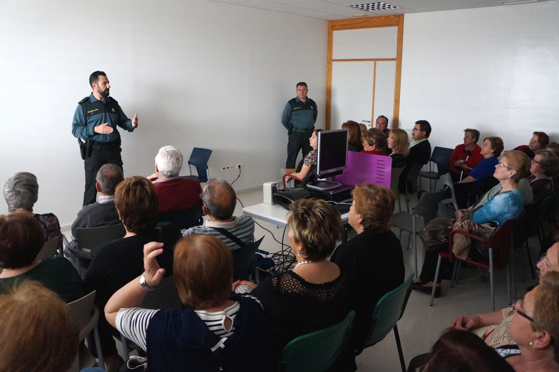 Los mayores torreños se informan para protegerse ante timos y estafas2