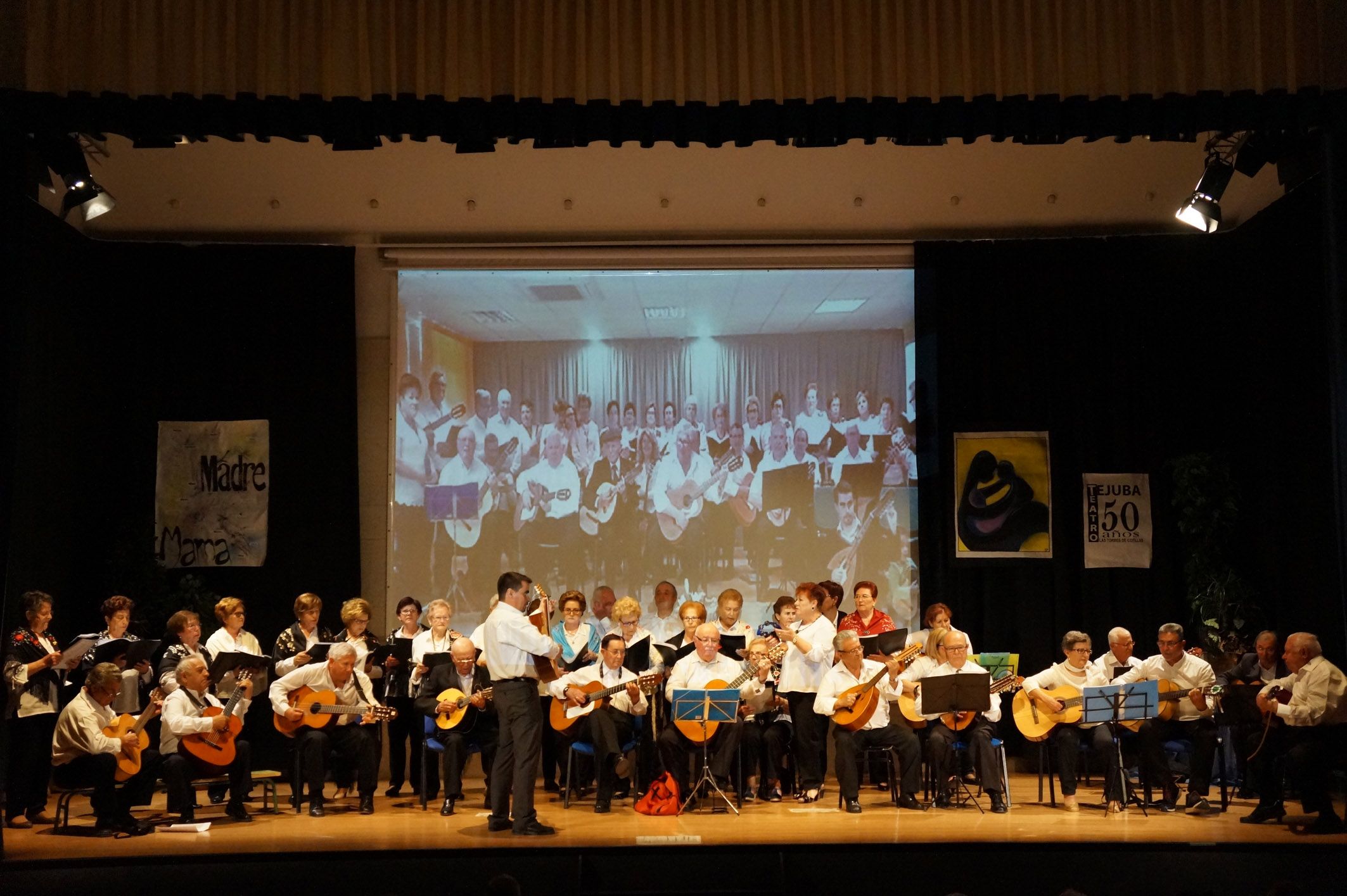 Sentido homenaje a la madre del grupo Tejuba9
