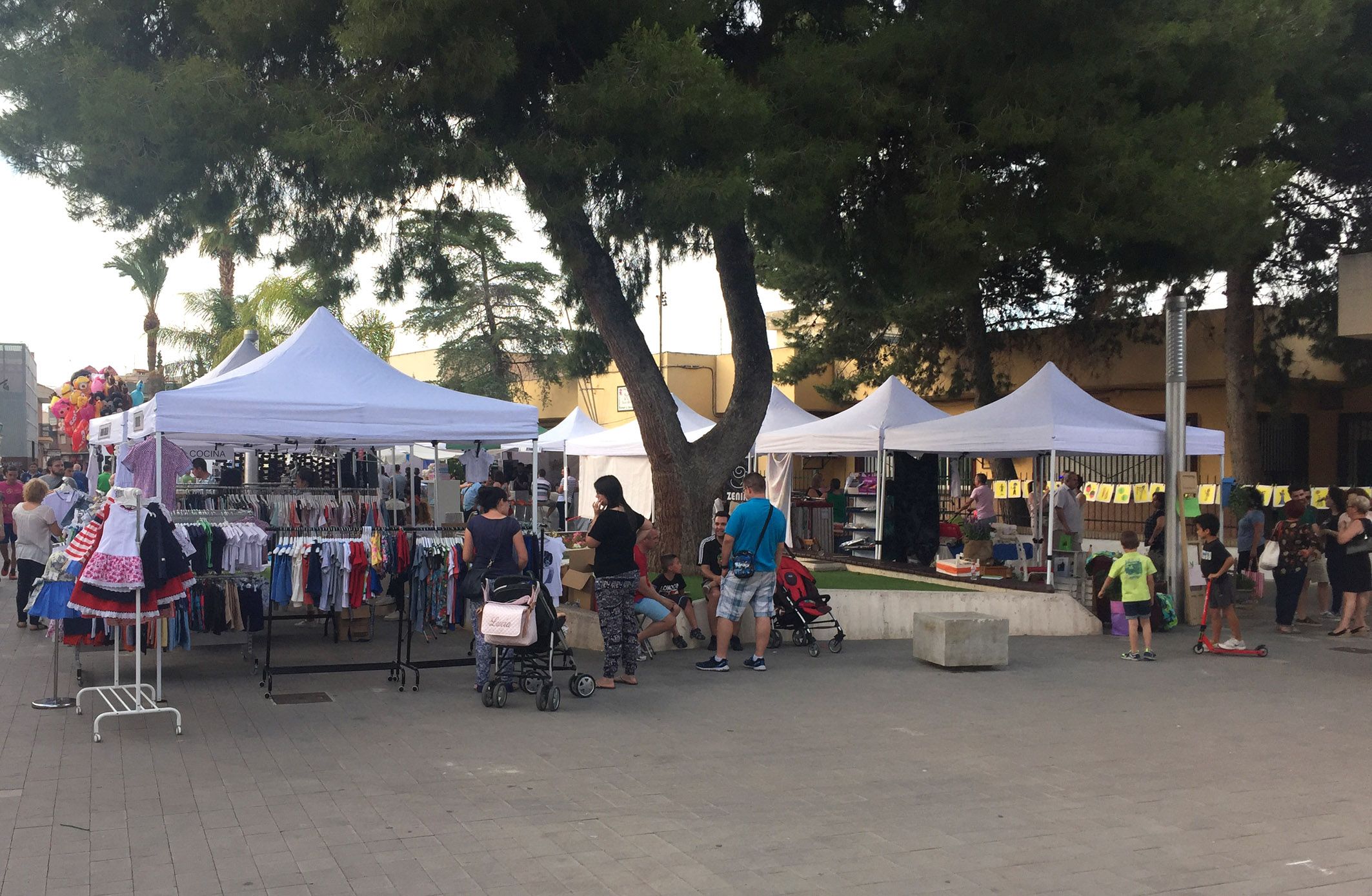 La II Feria del Comercio de Las Torres se convierte en una fiesta de las compras
