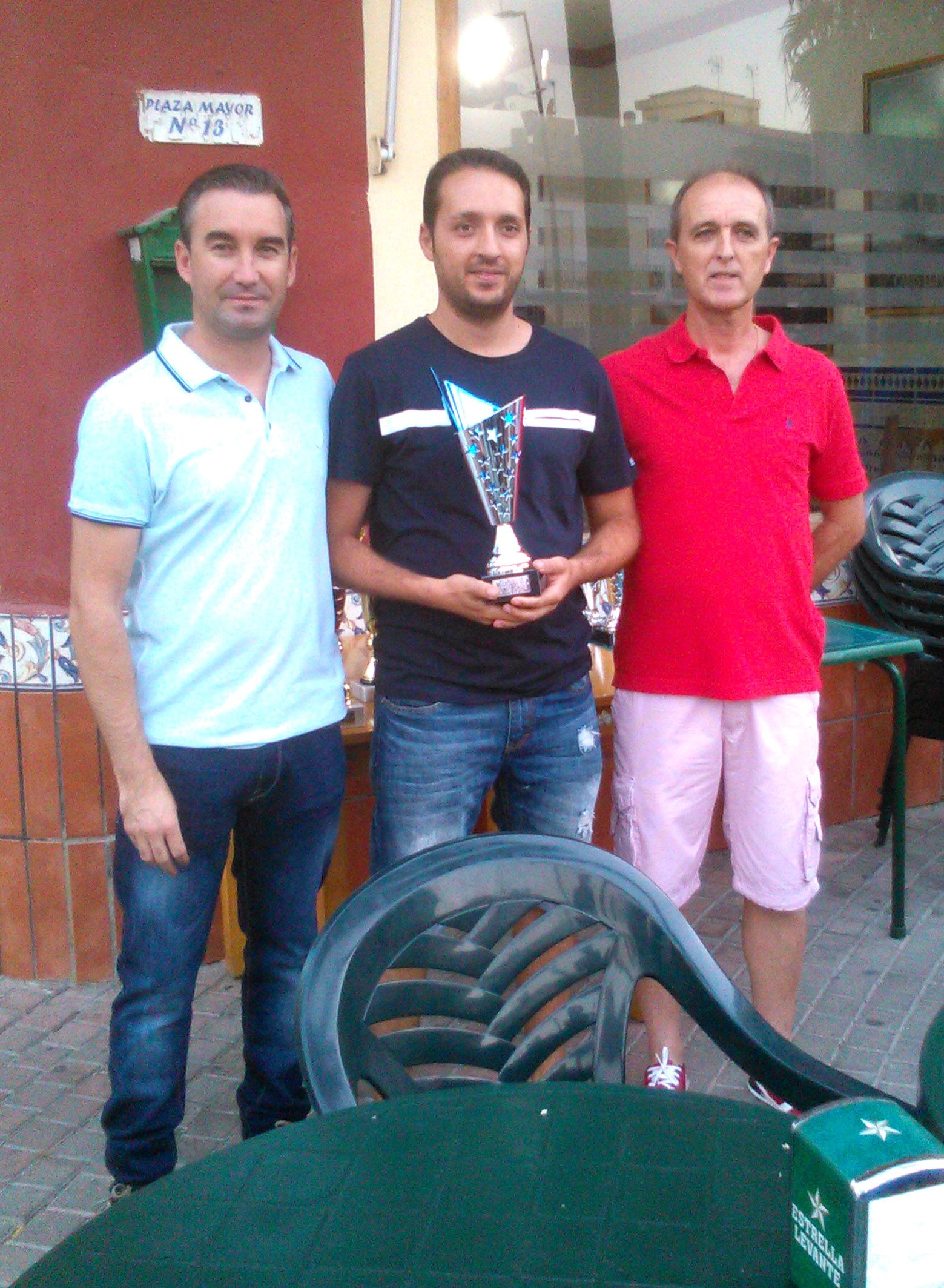 La asociación de tenis Las Torres entrega los trofeos de su liga